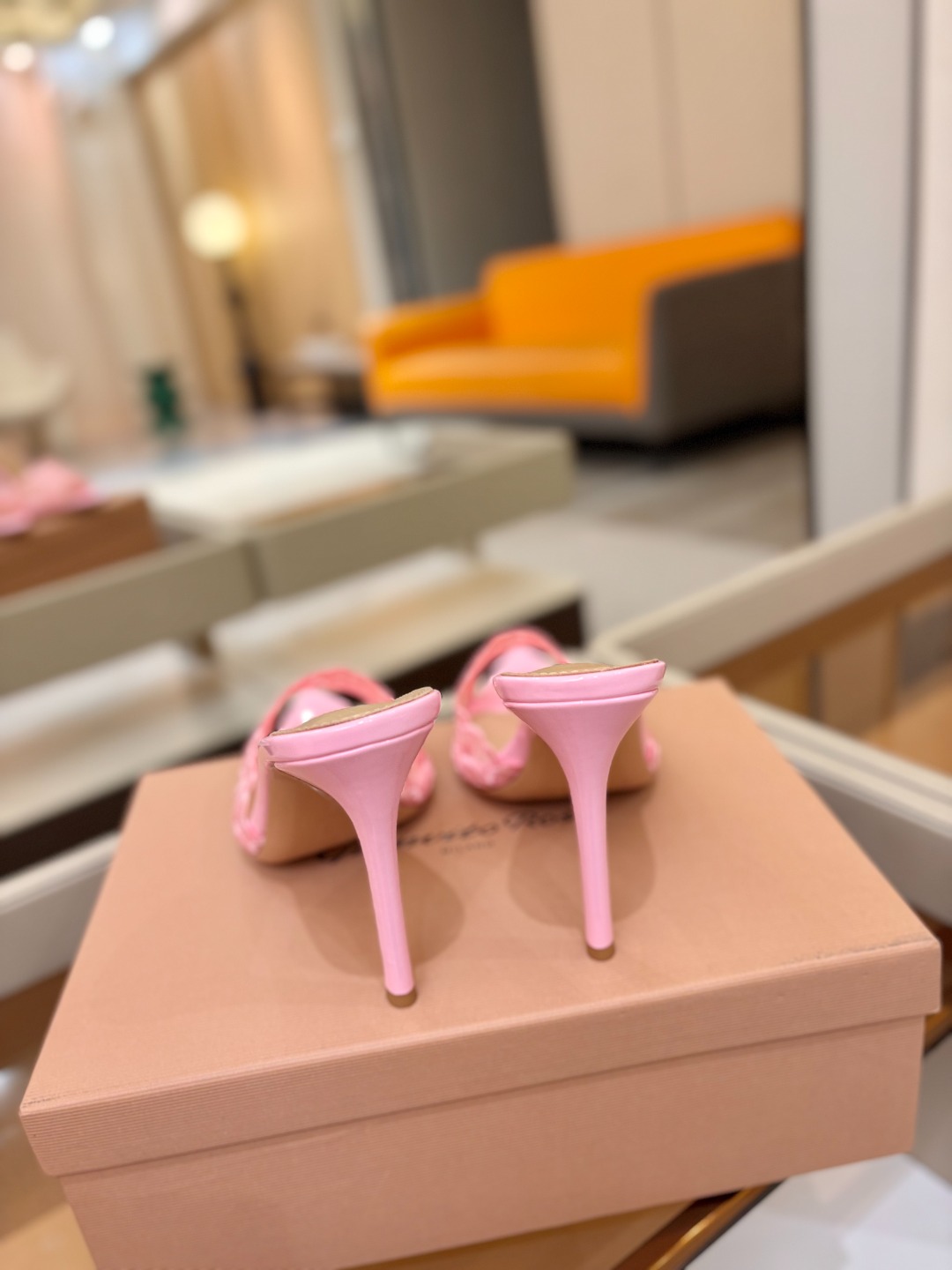 Gianvito rossi 经典款尖头电绣高跟鞋，它的出现就像夜空中最璀璨的星辰✨。经典的款式，永恒的