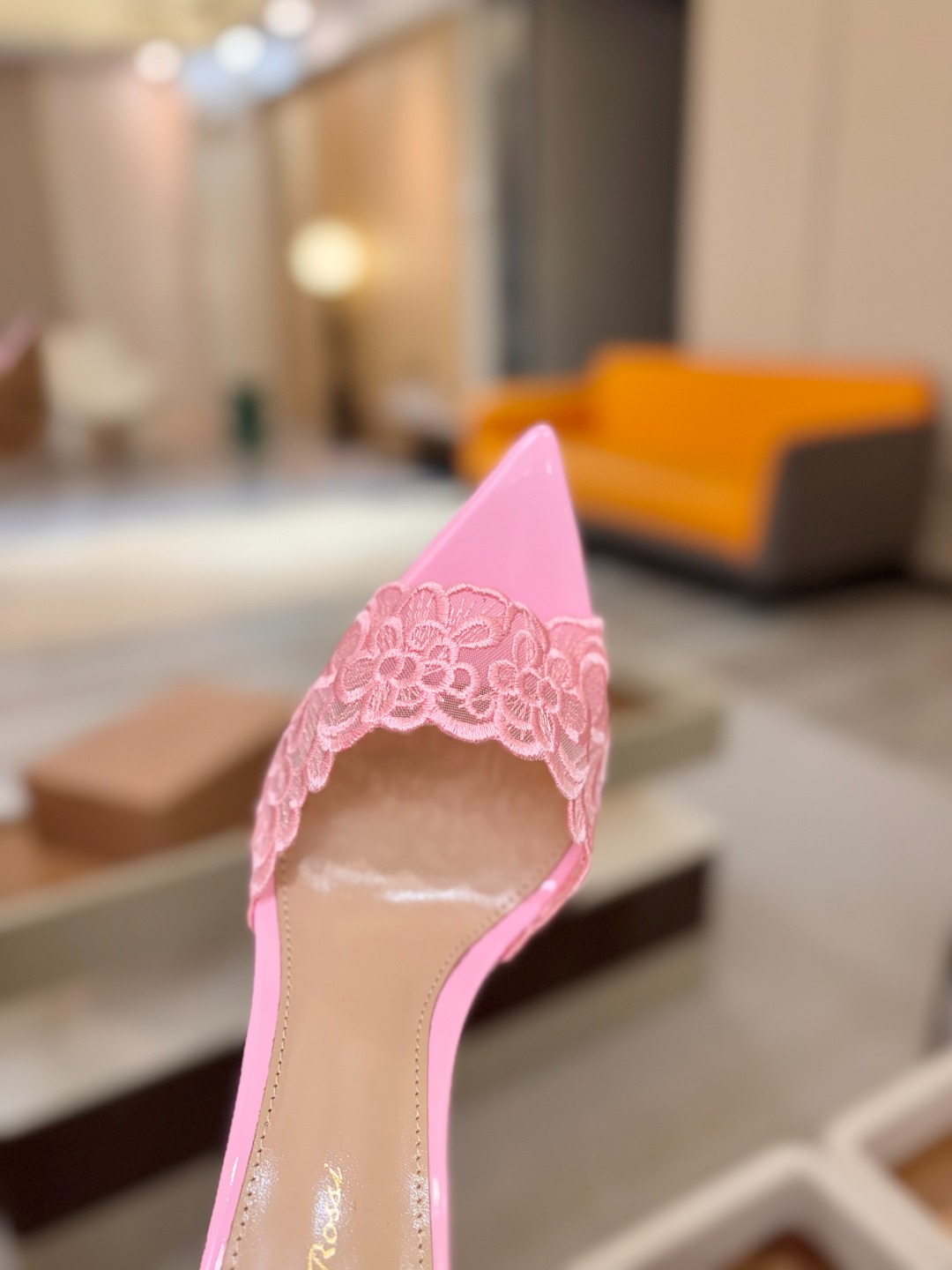 Gianvito rossi 经典款尖头电绣高跟鞋，它的出现就像夜空中最璀璨的星辰✨。经典的款式，永恒的