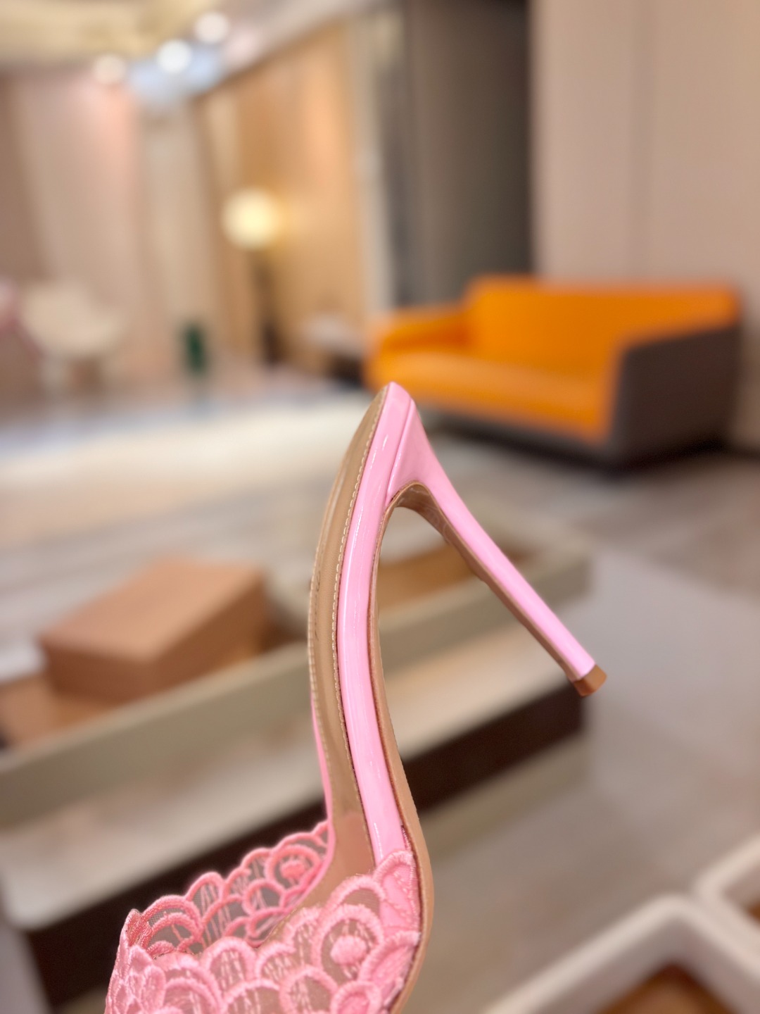 Gianvito rossi 经典款尖头电绣高跟鞋，它的出现就像夜空中最璀璨的星辰✨。经典的款式，永恒的