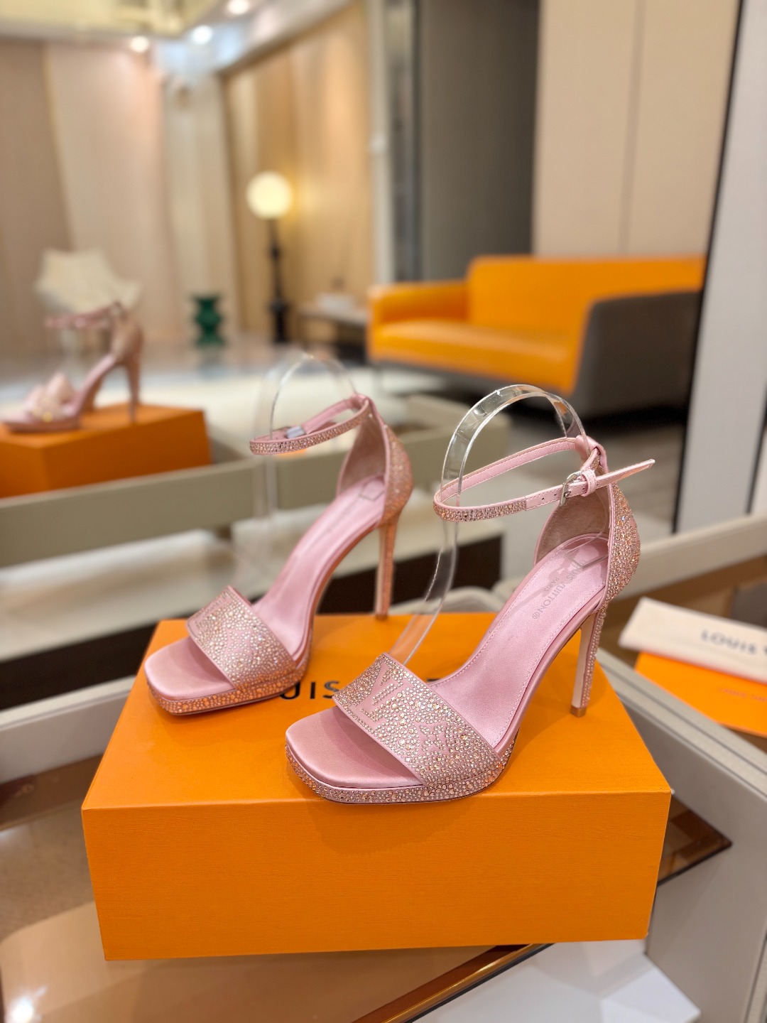 Louis Vuitton 官网春夏系列！完美楦型、新品高跟凉鞋🆕、官网同步更新Lv烫钻“logo”饰以
