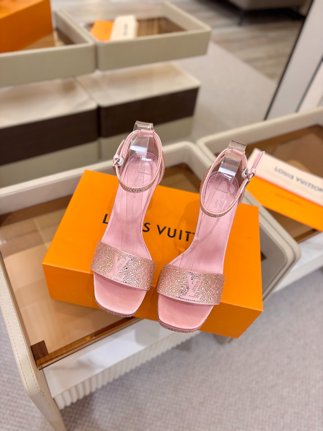 Louis Vuitton 官网春夏系列！完美楦型、新品高跟凉鞋🆕、官网同步更新Lv烫钻“logo”饰以