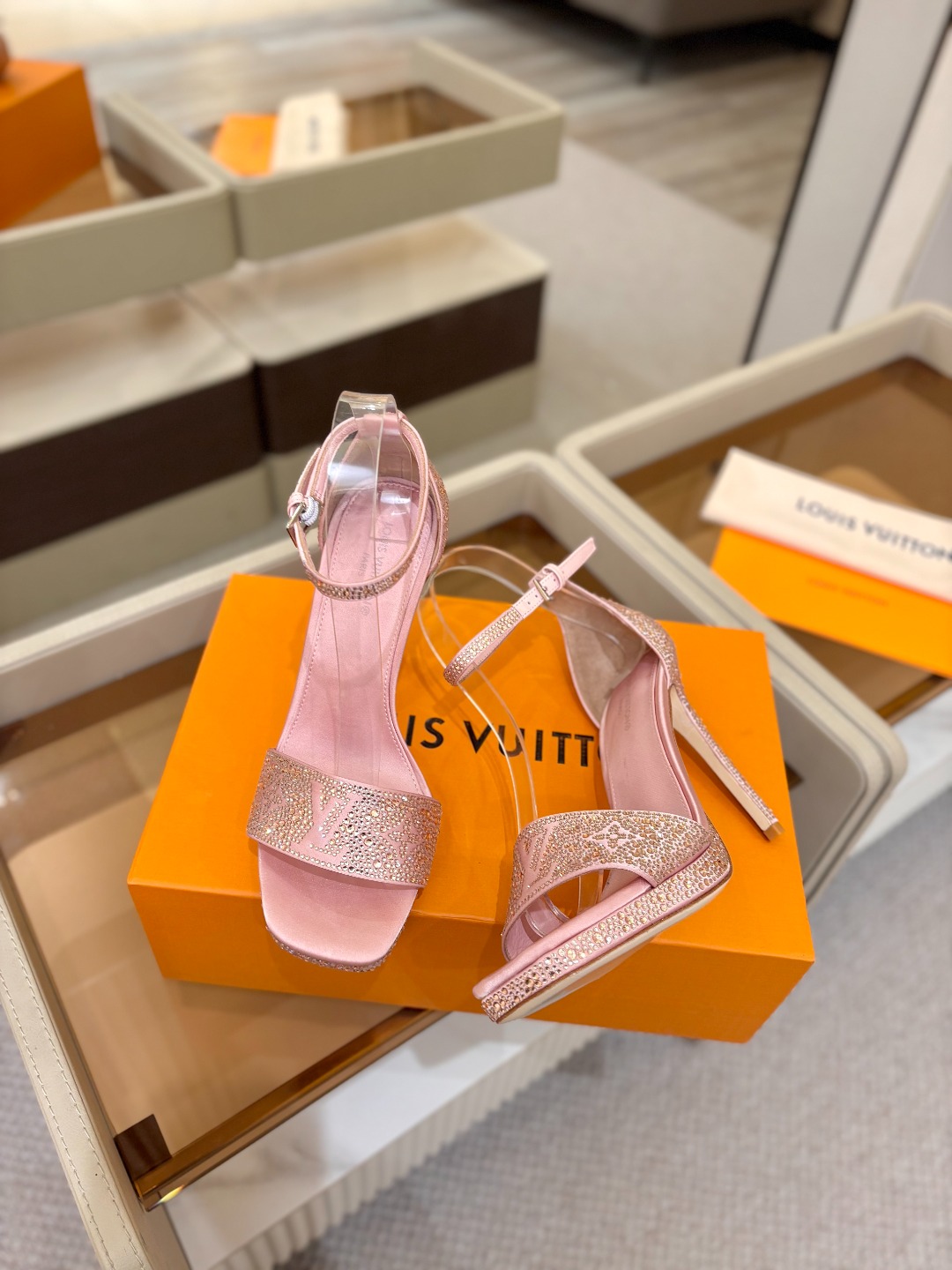 Louis Vuitton 官网春夏系列！完美楦型、新品高跟凉鞋🆕、官网同步更新Lv烫钻“logo”饰以
