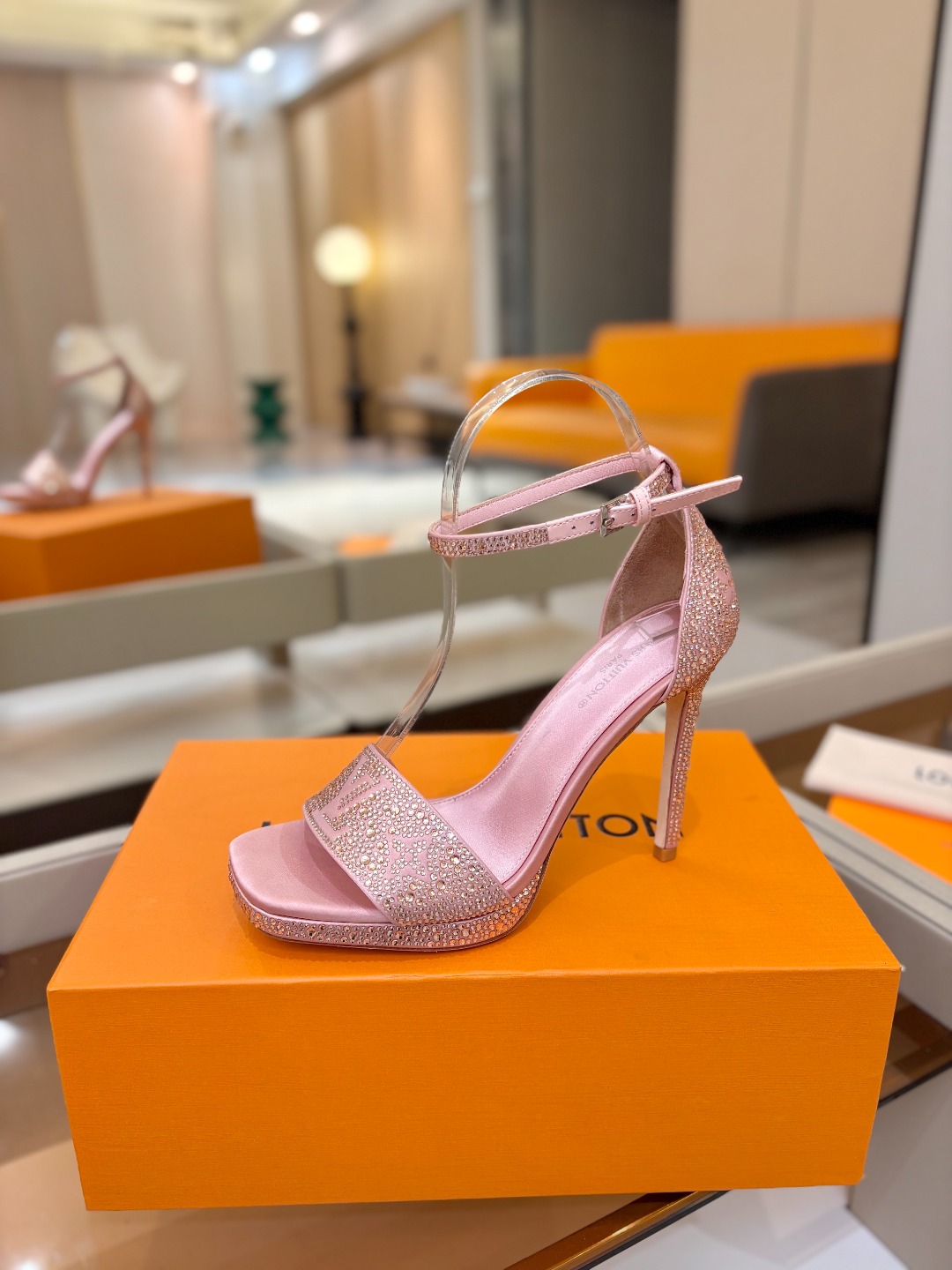 Louis Vuitton 官网春夏系列！完美楦型、新品高跟凉鞋🆕、官网同步更新Lv烫钻“logo”饰以