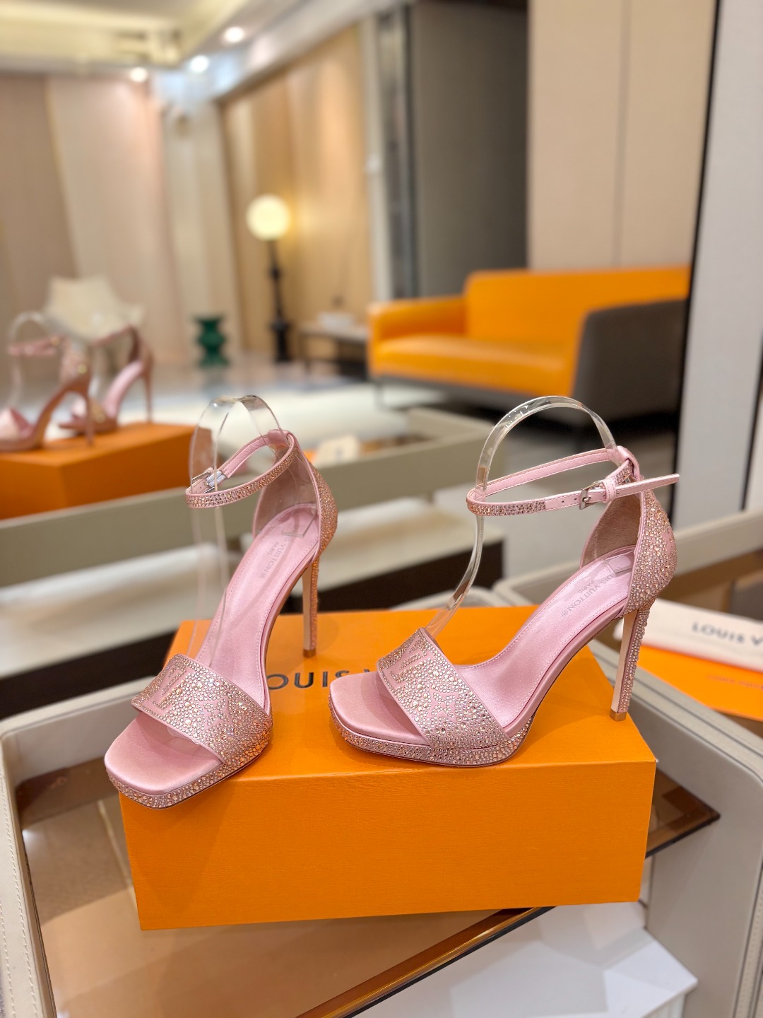 Louis Vuitton 官网春夏系列！完美楦型、新品高跟凉鞋🆕、官网同步更新Lv烫钻“logo”饰以
