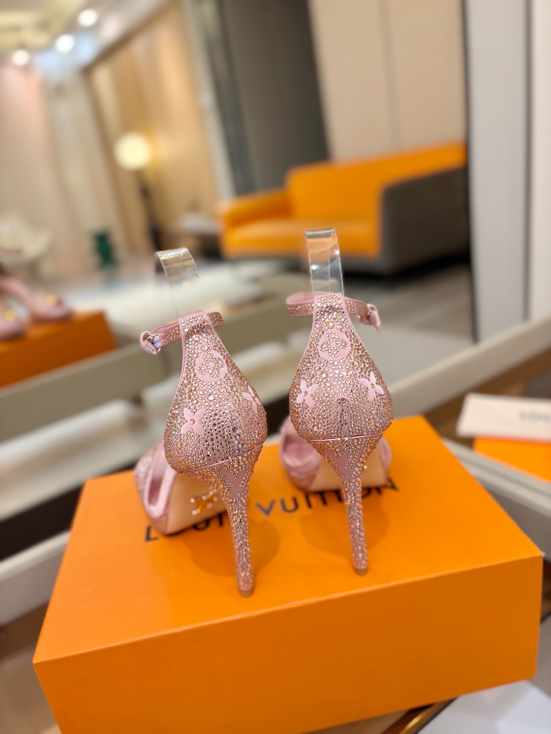 Louis Vuitton 官网春夏系列！完美楦型、新品高跟凉鞋🆕、官网同步更新Lv烫钻“logo”饰以