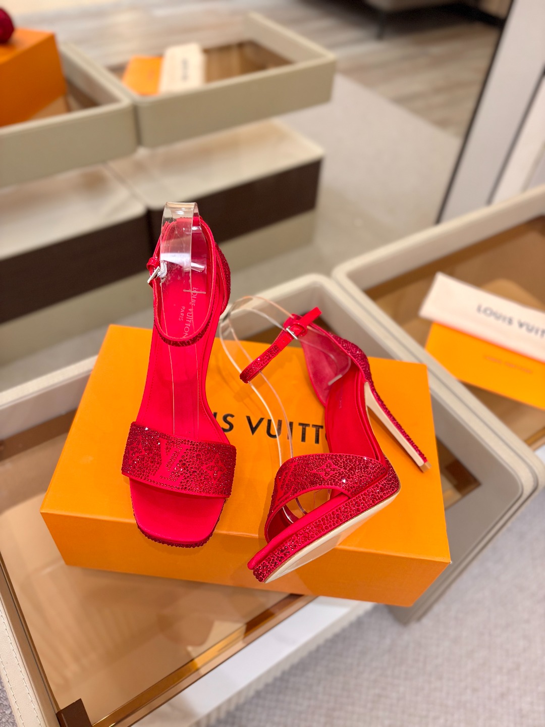 Louis Vuitton 官网春夏系列！完美楦型、新品高跟凉鞋🆕、官网同步更新Lv烫钻“logo”饰以