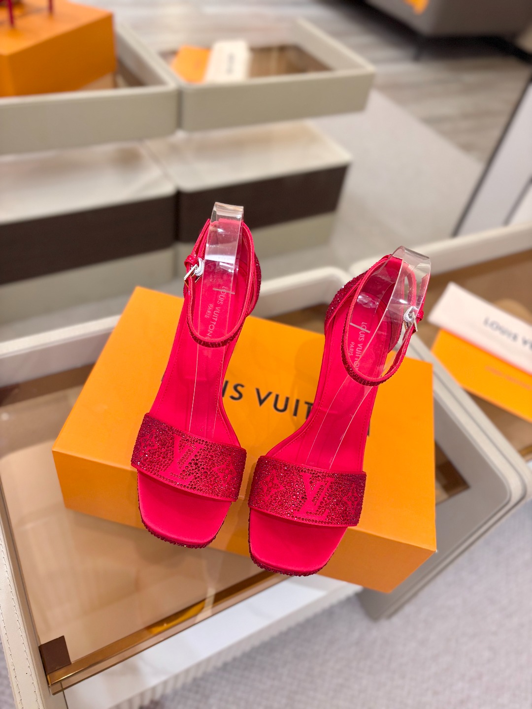 Louis Vuitton 官网春夏系列！完美楦型、新品高跟凉鞋🆕、官网同步更新Lv烫钻“logo”饰以