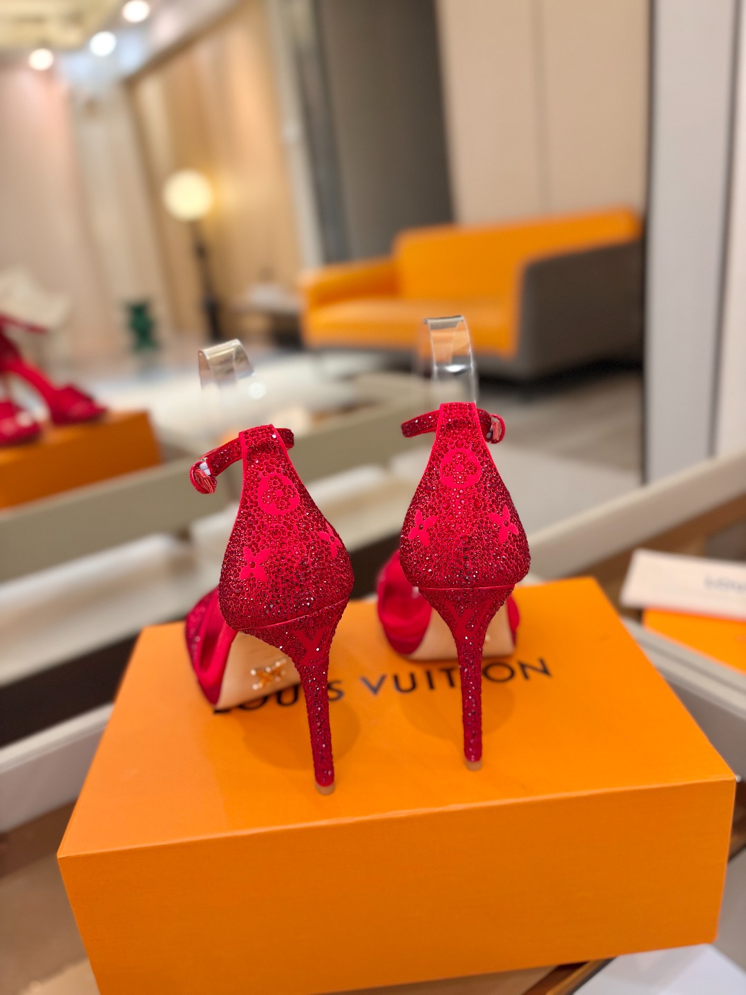 Louis Vuitton 官网春夏系列！完美楦型、新品高跟凉鞋🆕、官网同步更新Lv烫钻“logo”饰以