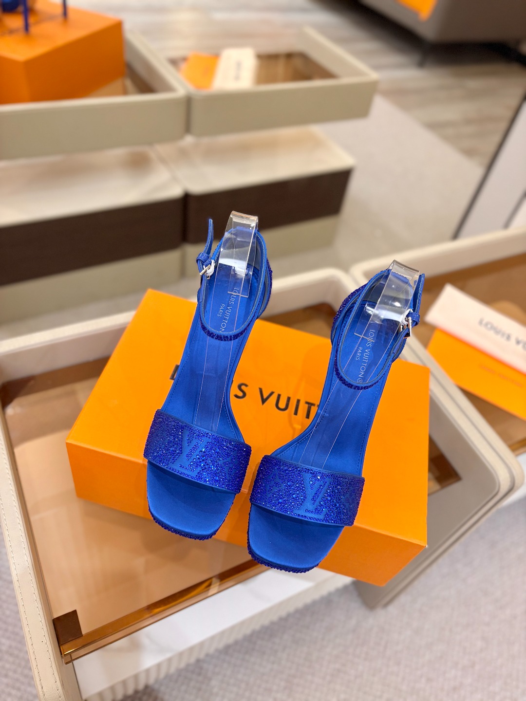 Louis Vuitton 官网春夏系列！完美楦型、新品高跟凉鞋🆕、官网同步更新Lv烫钻“logo”饰以