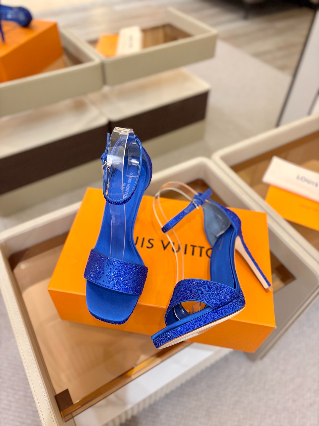 Louis Vuitton 官网春夏系列！完美楦型、新品高跟凉鞋🆕、官网同步更新Lv烫钻“logo”饰以