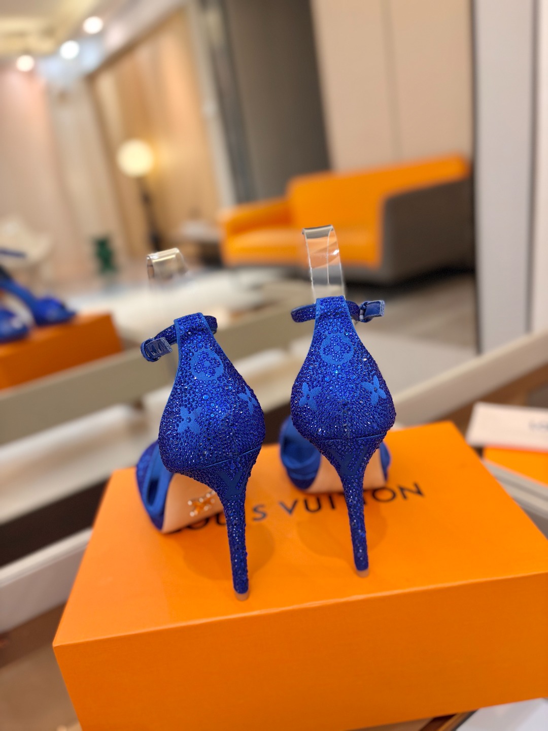 Louis Vuitton 官网春夏系列！完美楦型、新品高跟凉鞋🆕、官网同步更新Lv烫钻“logo”饰以