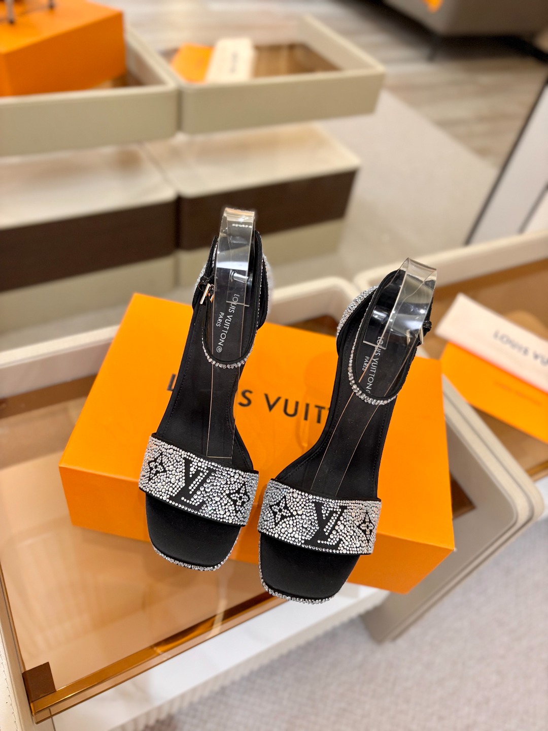 Louis Vuitton 官网春夏系列！完美楦型、新品高跟凉鞋🆕、官网同步更新Lv烫钻“logo”饰以