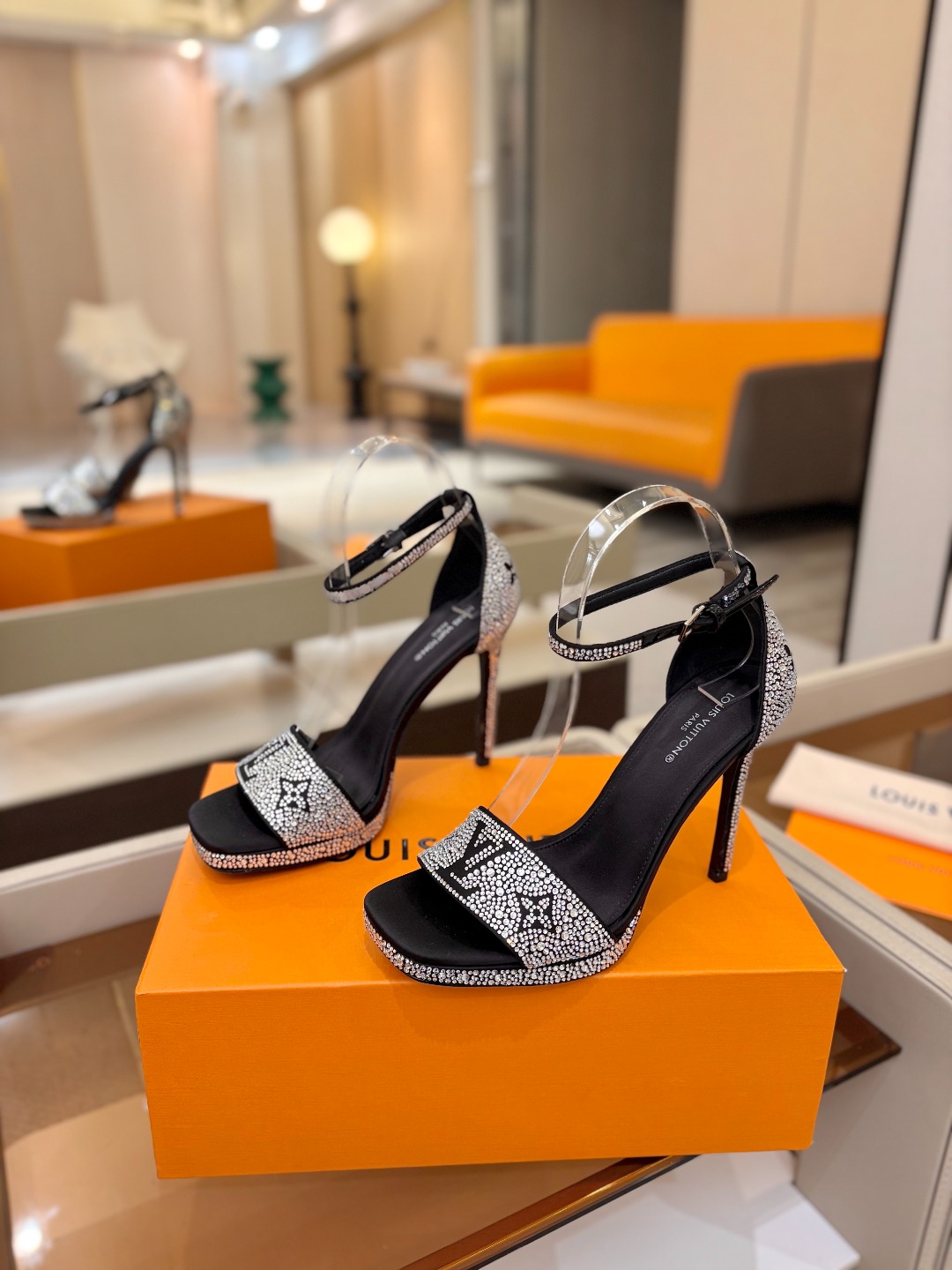 Louis Vuitton 官网春夏系列！完美楦型、新品高跟凉鞋🆕、官网同步更新Lv烫钻“logo”饰以