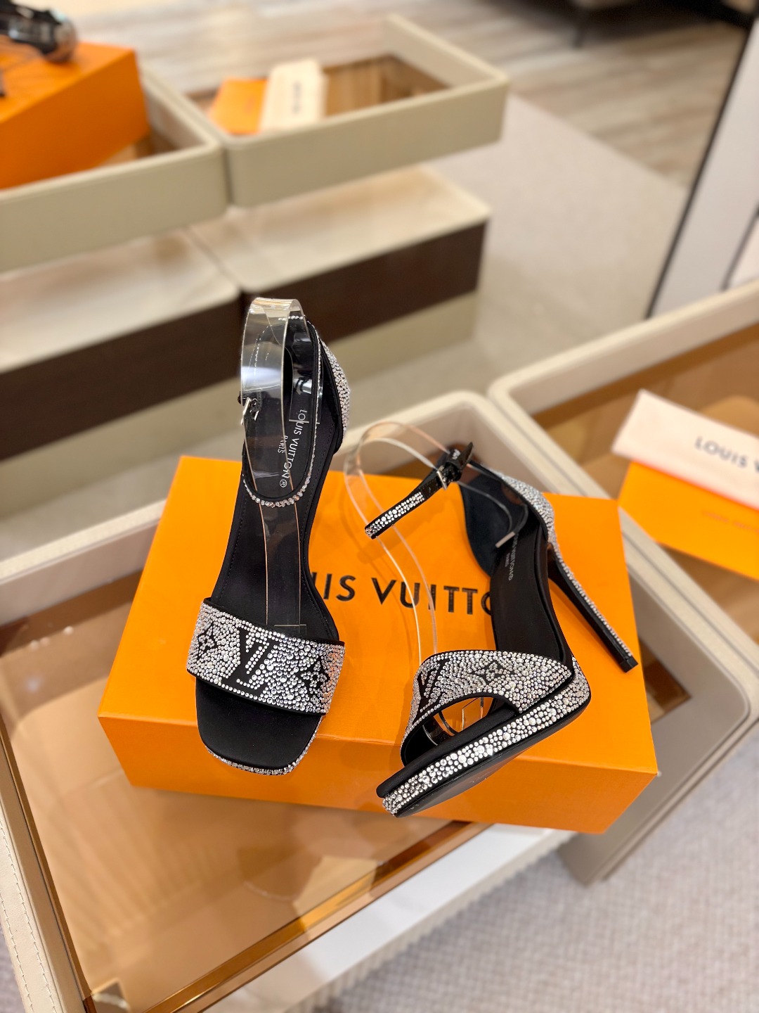 Louis Vuitton 官网春夏系列！完美楦型、新品高跟凉鞋🆕、官网同步更新Lv烫钻“logo”饰以