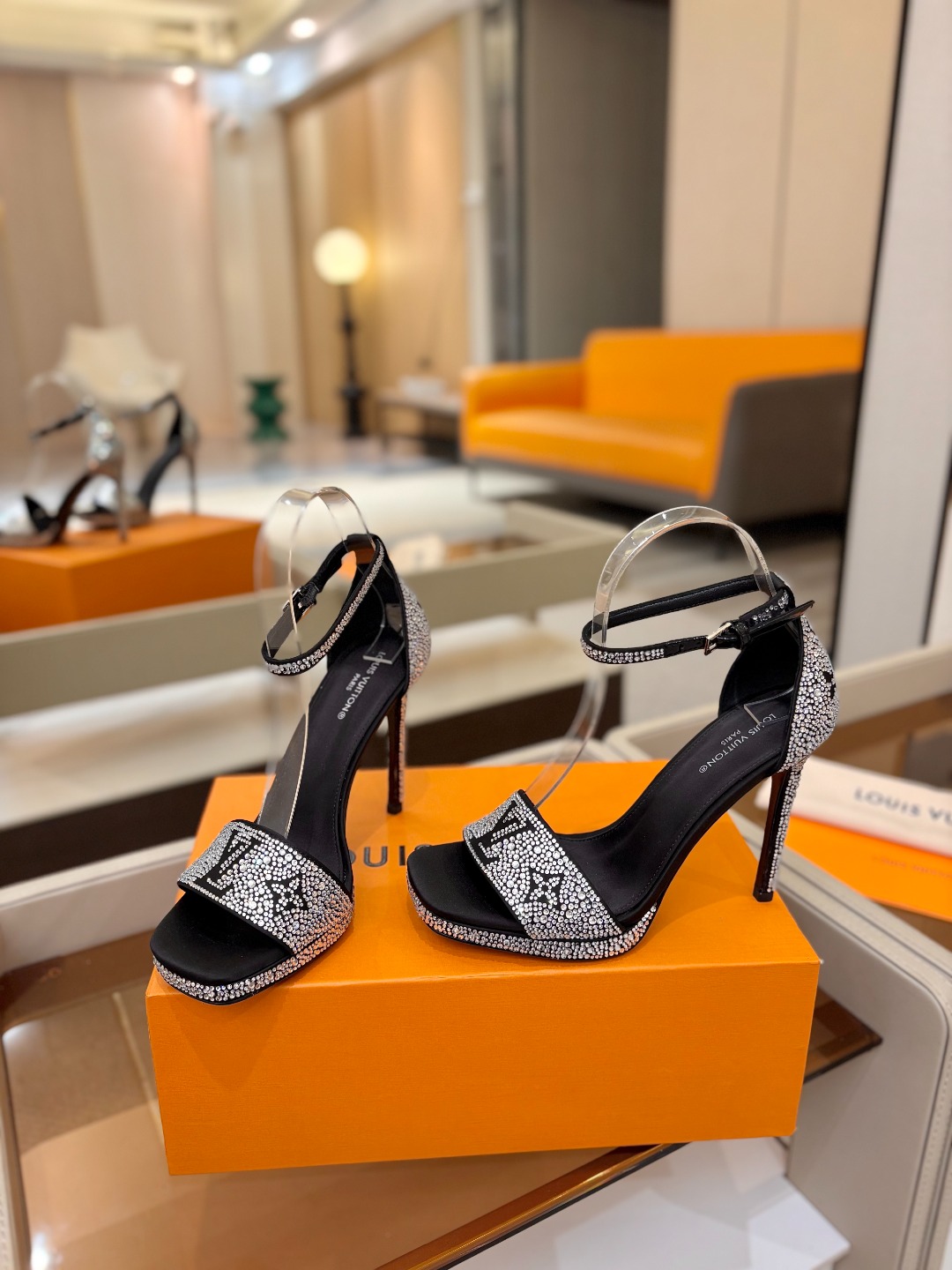 Louis Vuitton 官网春夏系列！完美楦型、新品高跟凉鞋🆕、官网同步更新Lv烫钻“logo”饰以