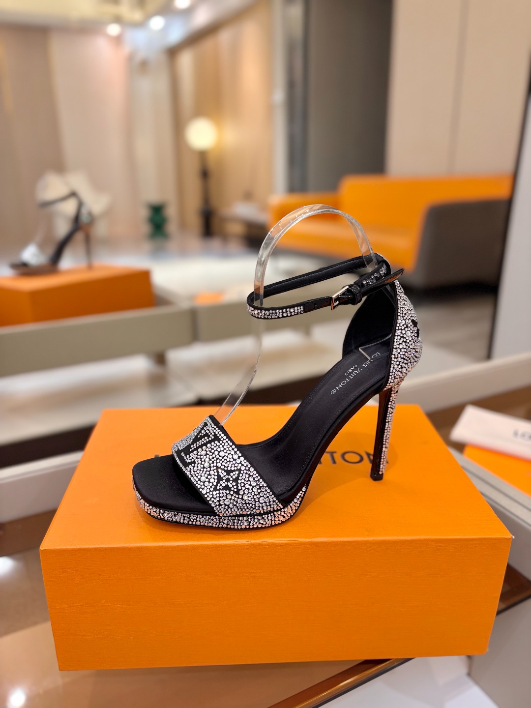 Louis Vuitton 官网春夏系列！完美楦型、新品高跟凉鞋🆕、官网同步更新Lv烫钻“logo”饰以