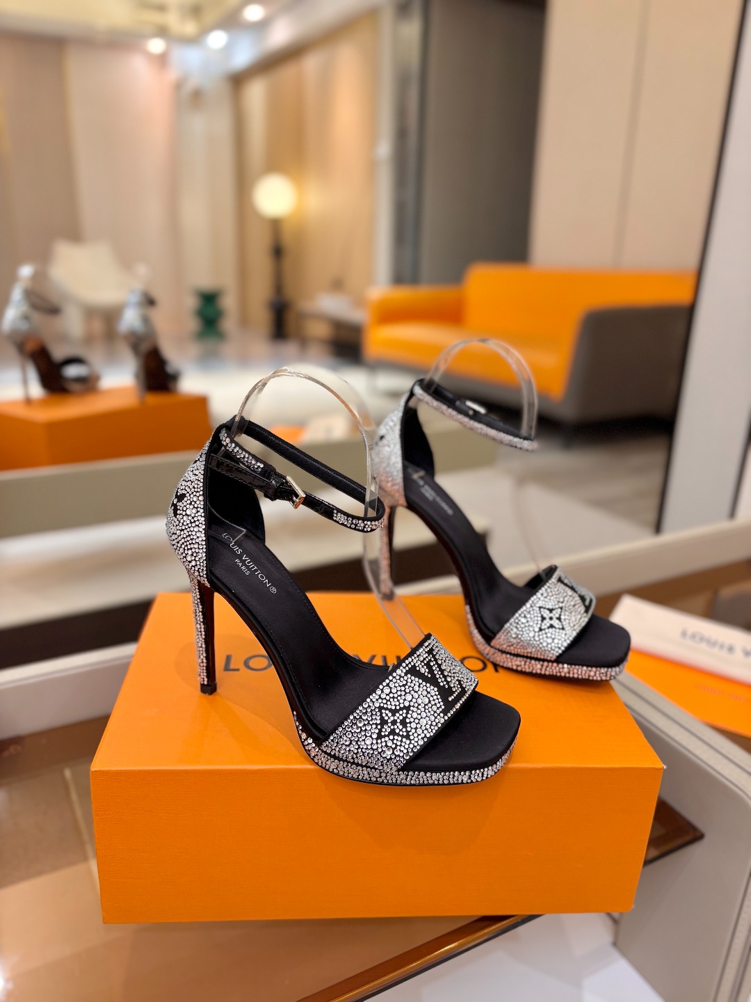 Louis Vuitton 官网春夏系列！完美楦型、新品高跟凉鞋🆕、官网同步更新Lv烫钻“logo”饰以