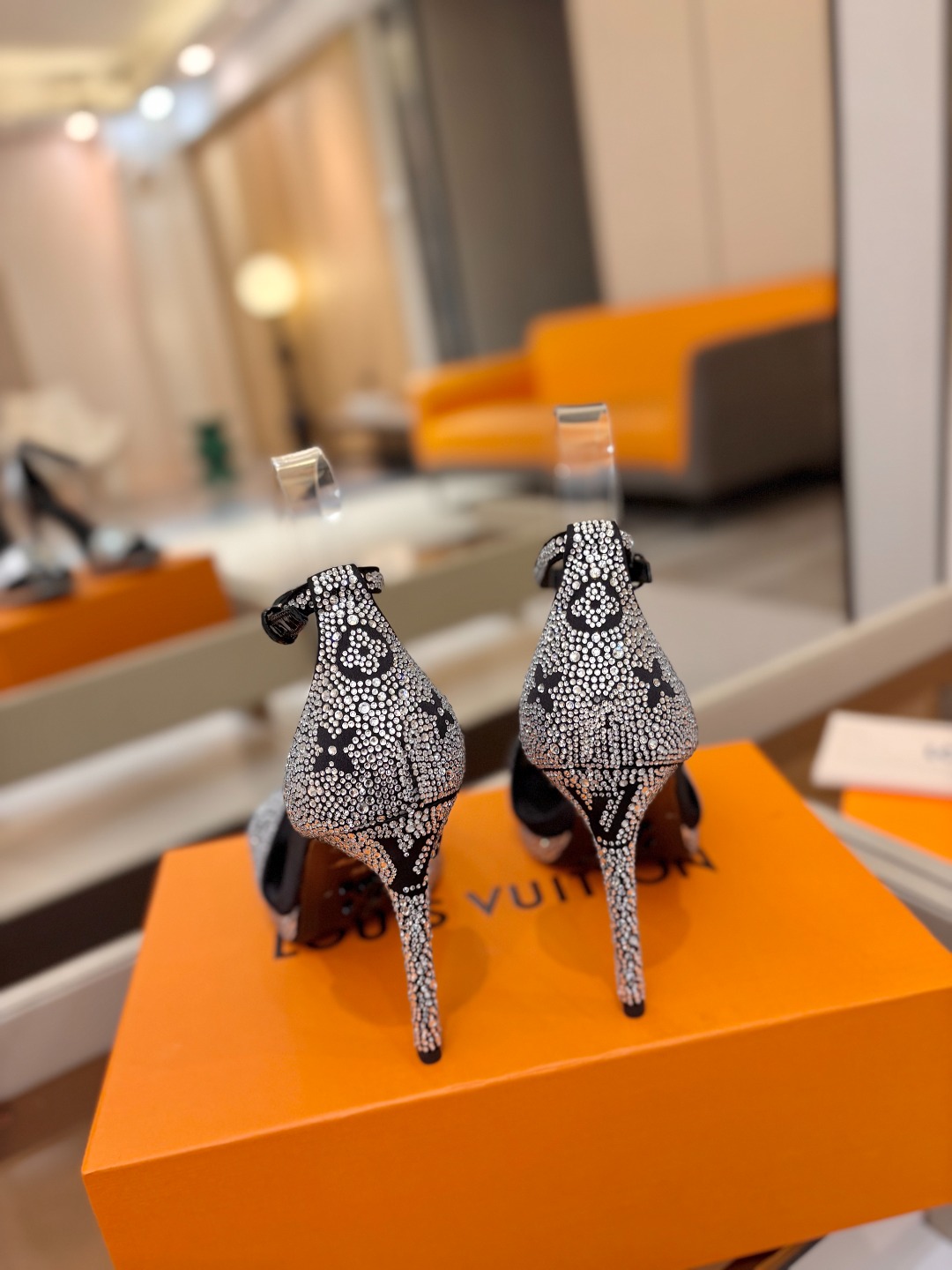 Louis Vuitton 官网春夏系列！完美楦型、新品高跟凉鞋🆕、官网同步更新Lv烫钻“logo”饰以