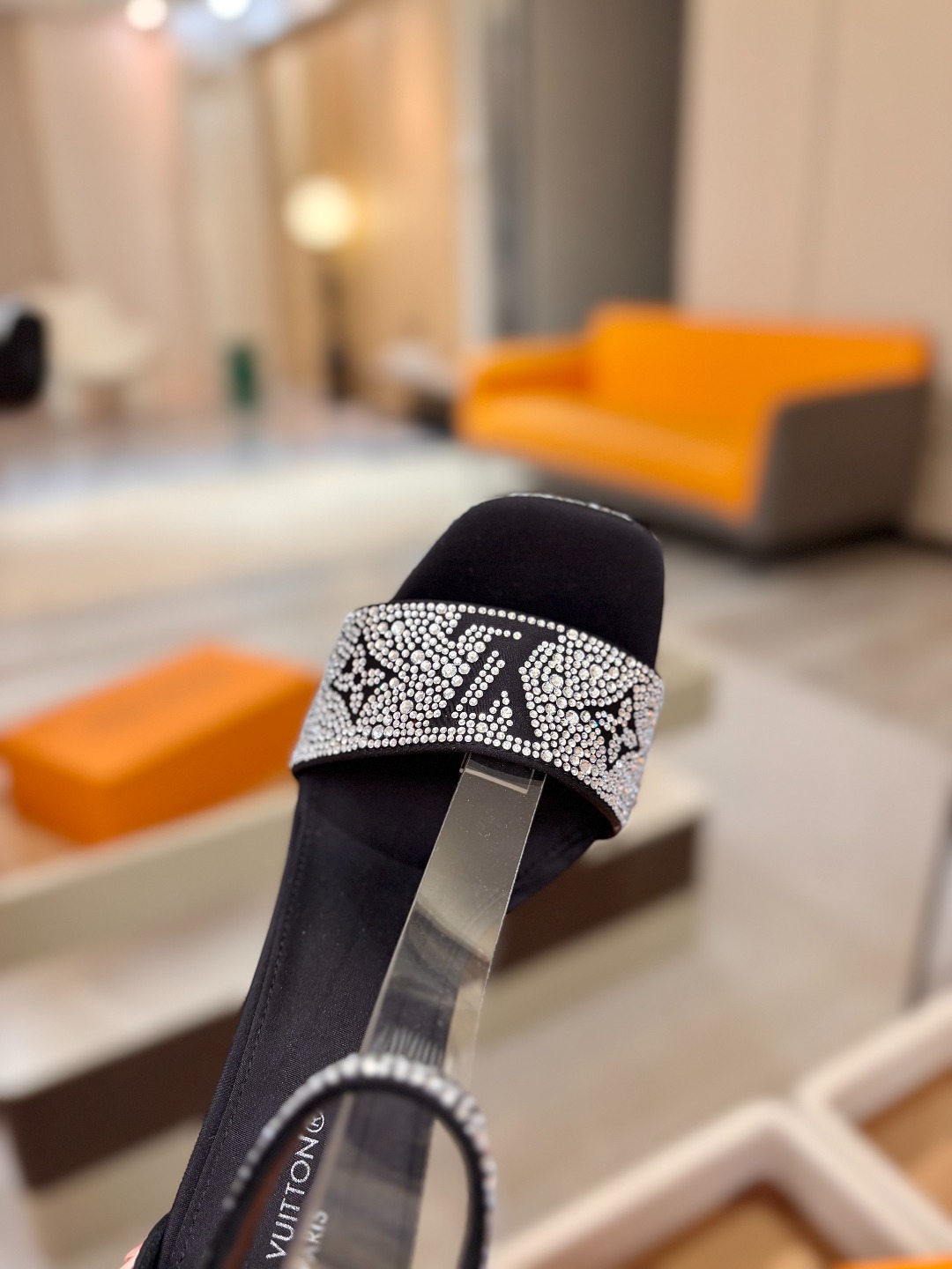 Louis Vuitton 官网春夏系列！完美楦型、新品高跟凉鞋🆕、官网同步更新Lv烫钻“logo”饰以