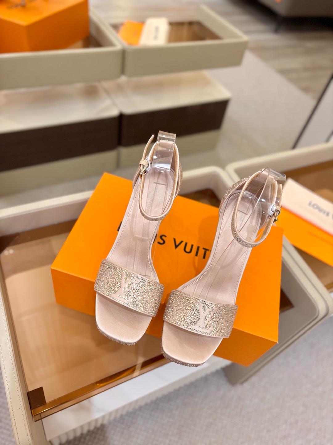Louis Vuitton 官网春夏系列！完美楦型、新品高跟凉鞋🆕、官网同步更新Lv烫钻“logo”饰以