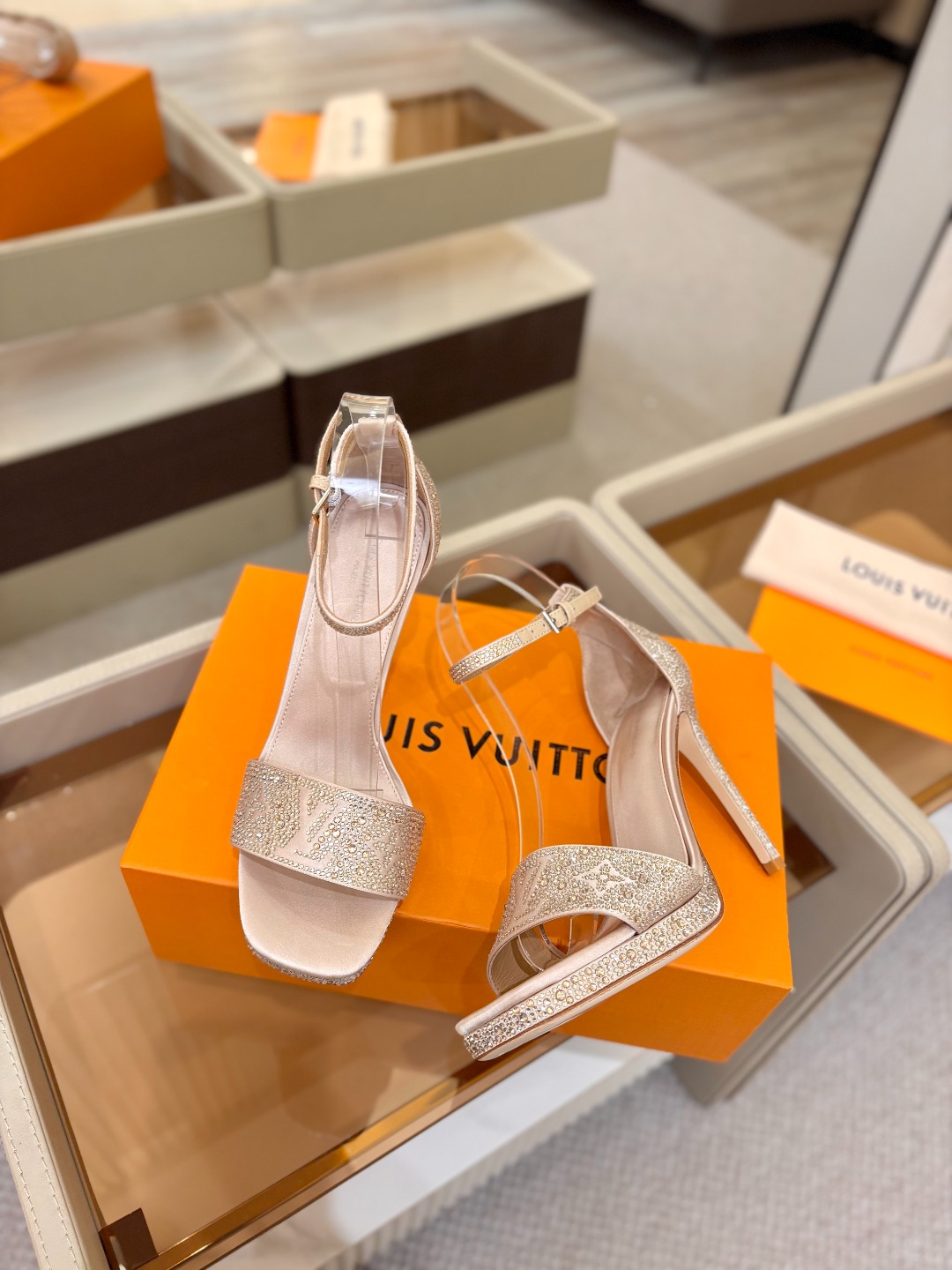 Louis Vuitton 官网春夏系列！完美楦型、新品高跟凉鞋🆕、官网同步更新Lv烫钻“logo”饰以