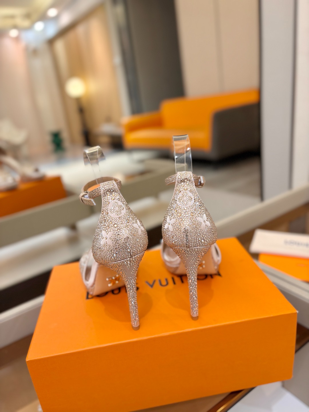 Louis Vuitton 官网春夏系列！完美楦型、新品高跟凉鞋🆕、官网同步更新Lv烫钻“logo”饰以