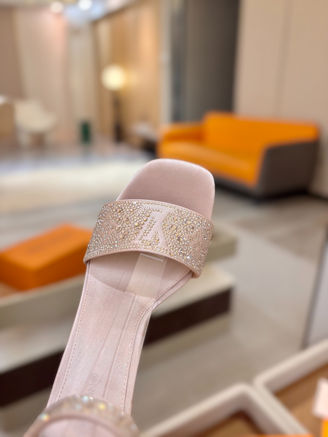 Louis Vuitton 官网春夏系列！完美楦型、新品高跟凉鞋🆕、官网同步更新Lv烫钻“logo”饰以