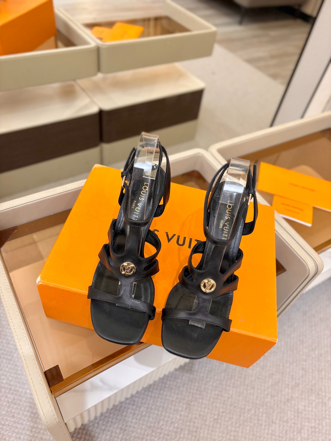 Louis Vuitton 官网早春系列！完美楦型、高跟凉鞋🆕、官网同步更新Lv五金 “logo”饰以点
