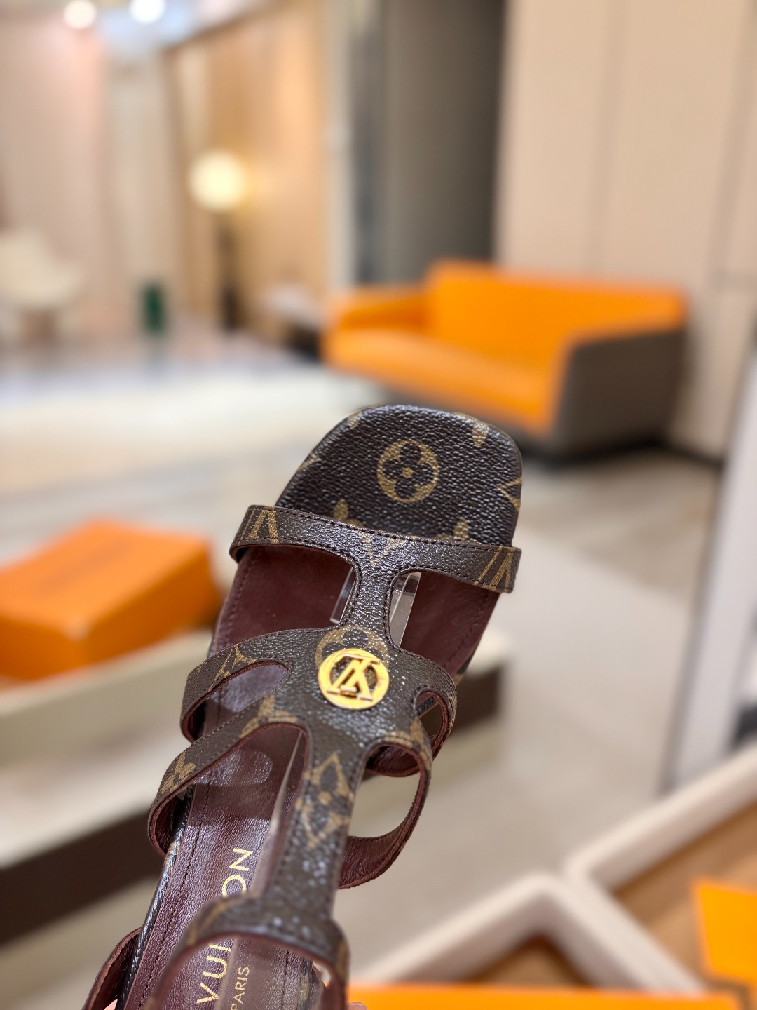 Louis Vuitton 官网早春系列！完美楦型、高跟凉鞋🆕、官网同步更新Lv五金 “logo”饰以点