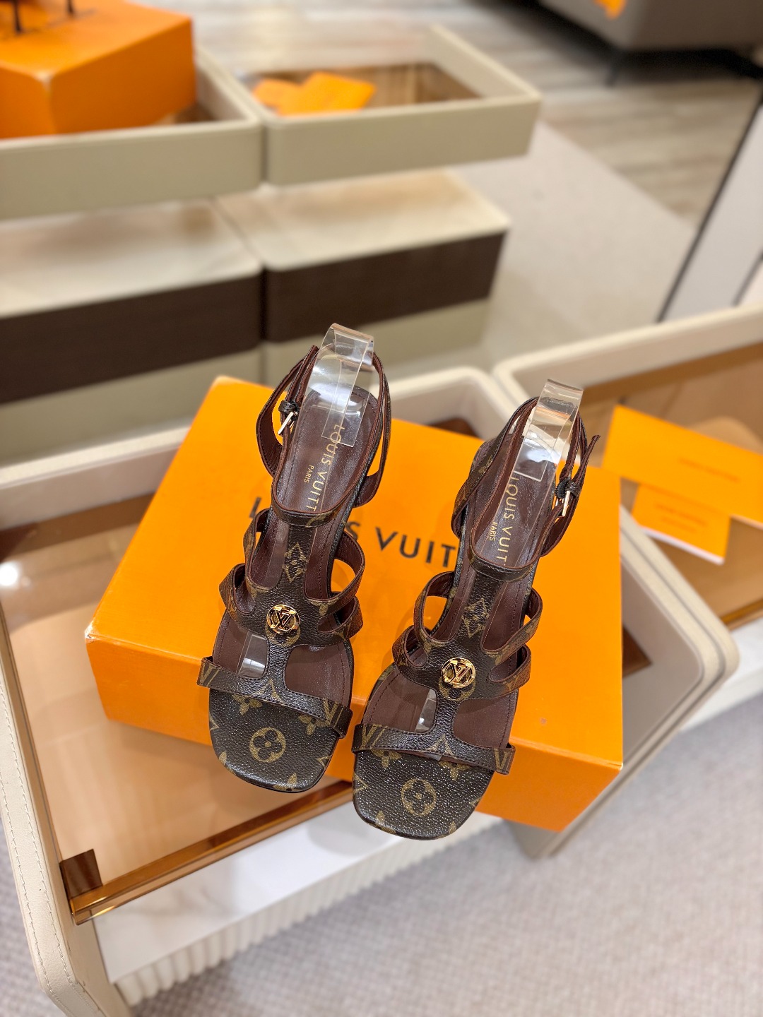 Louis Vuitton 官网早春系列！完美楦型、高跟凉鞋🆕、官网同步更新Lv五金 “logo”饰以点