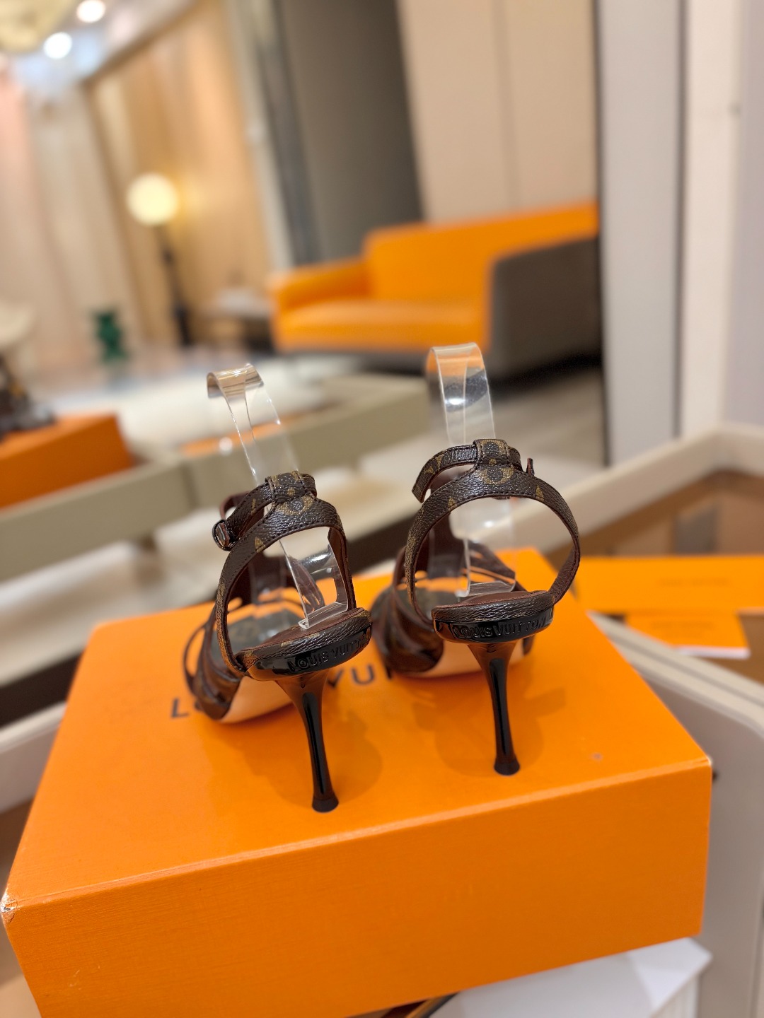Louis Vuitton 官网早春系列！完美楦型、高跟凉鞋🆕、官网同步更新Lv五金 “logo”饰以点