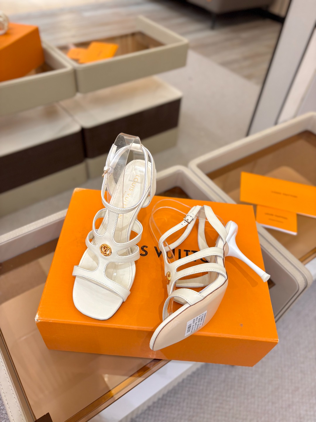 Louis Vuitton 官网早春系列！完美楦型、高跟凉鞋🆕、官网同步更新Lv五金 “logo”饰以点