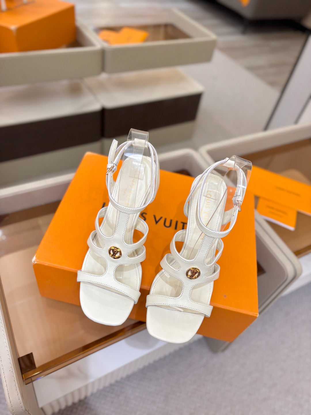 Louis Vuitton 官网早春系列！完美楦型、高跟凉鞋🆕、官网同步更新Lv五金 “logo”饰以点
