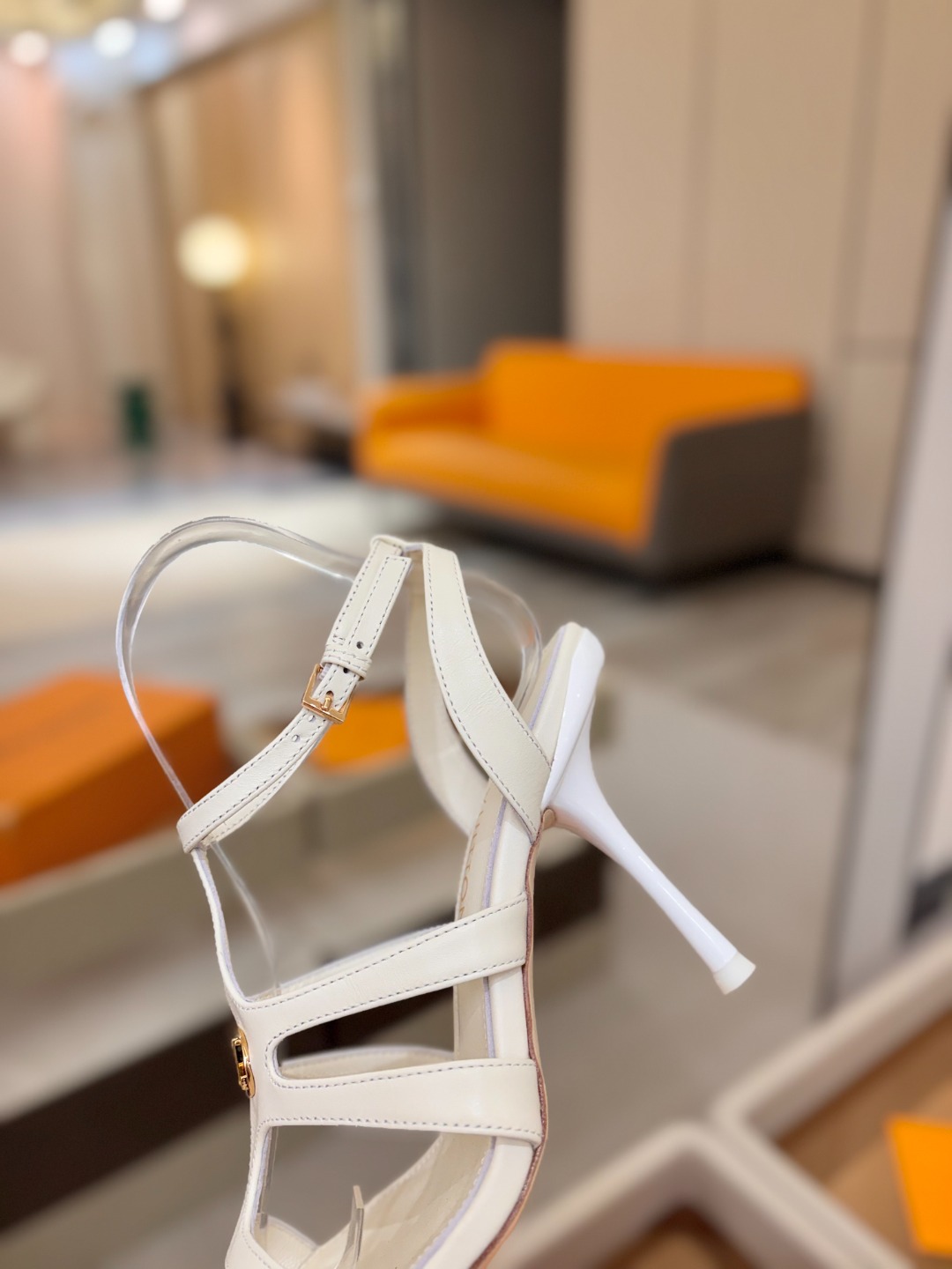 Louis Vuitton 官网早春系列！完美楦型、高跟凉鞋🆕、官网同步更新Lv五金 “logo”饰以点