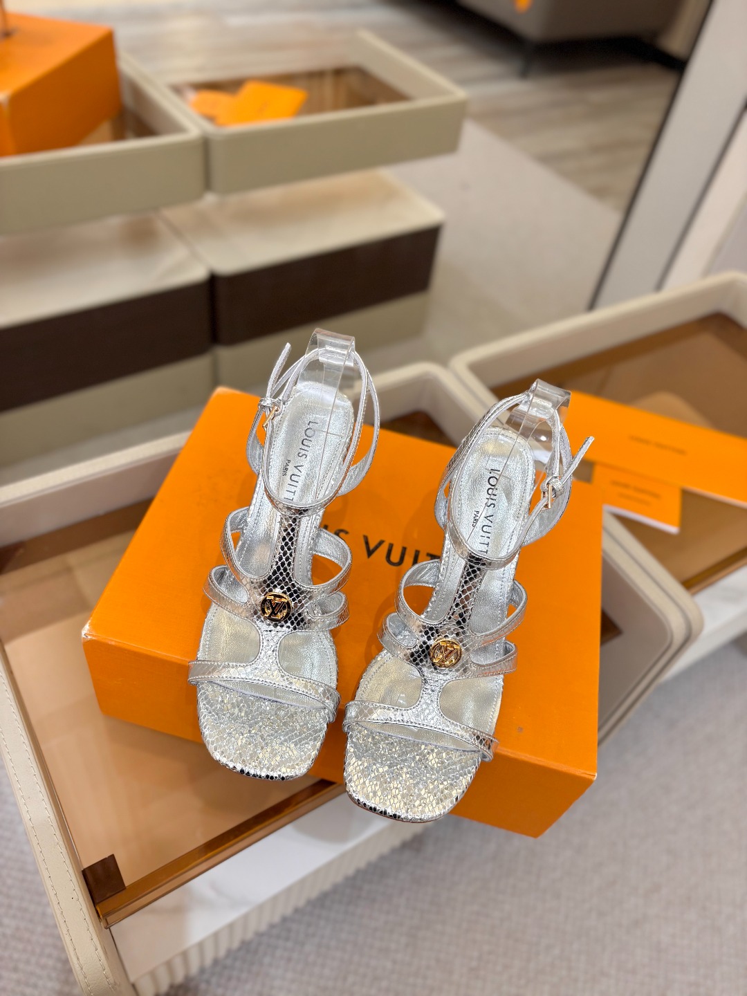 Louis Vuitton 官网早春系列！完美楦型、高跟凉鞋🆕、官网同步更新Lv五金 “logo”饰以点