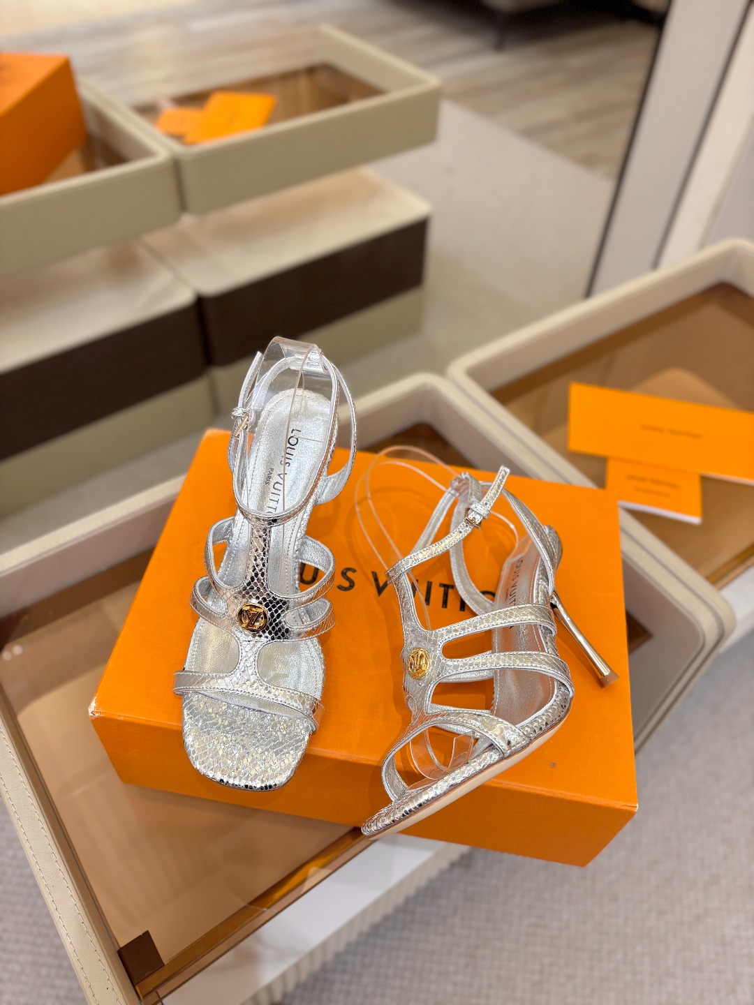 Louis Vuitton 官网早春系列！完美楦型、高跟凉鞋🆕、官网同步更新Lv五金 “logo”饰以点