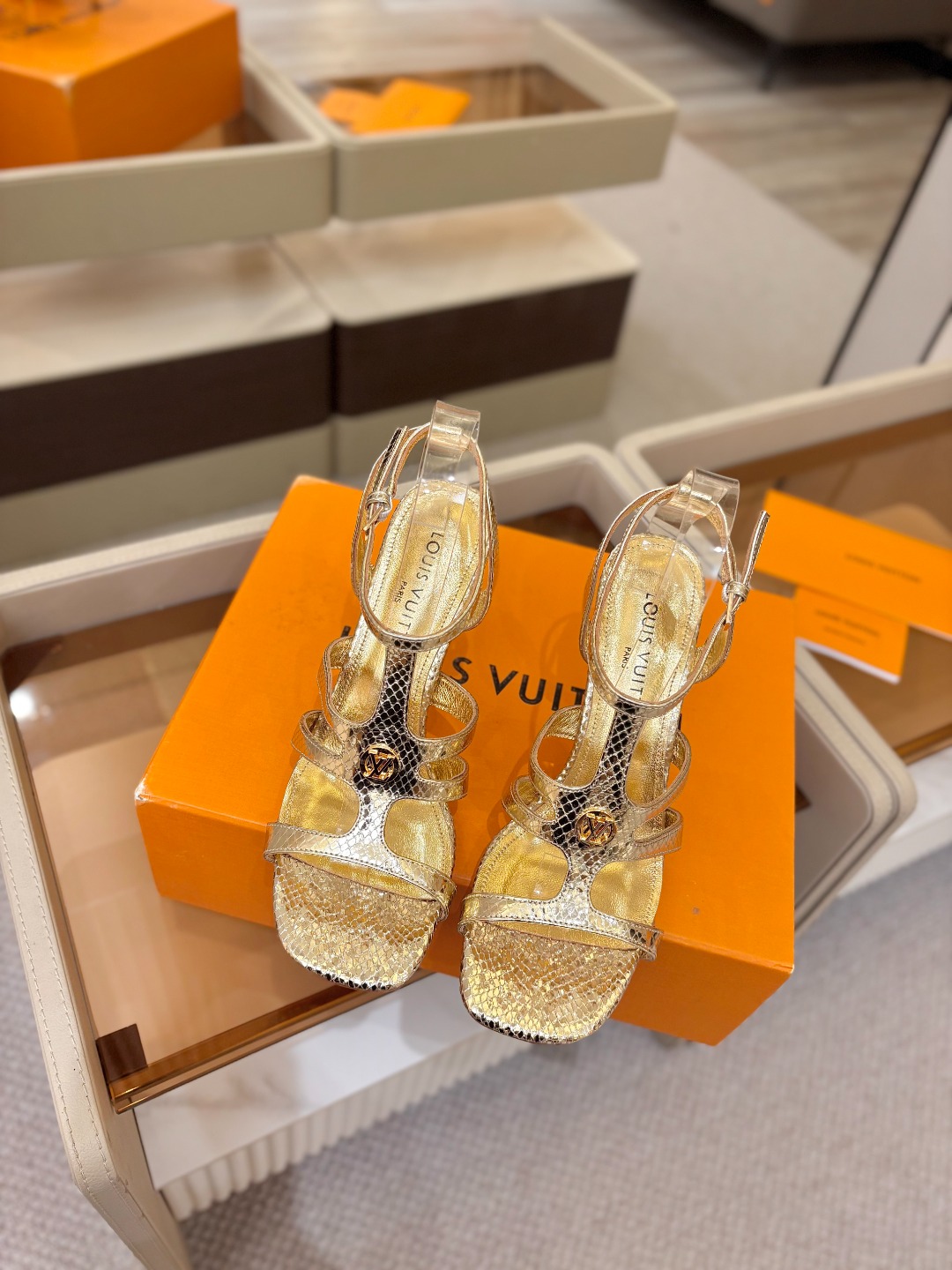 Louis Vuitton 官网早春系列！完美楦型、高跟凉鞋🆕、官网同步更新Lv五金 “logo”饰以点