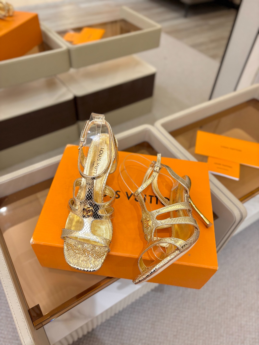 Louis Vuitton 官网早春系列！完美楦型、高跟凉鞋🆕、官网同步更新Lv五金 “logo”饰以点