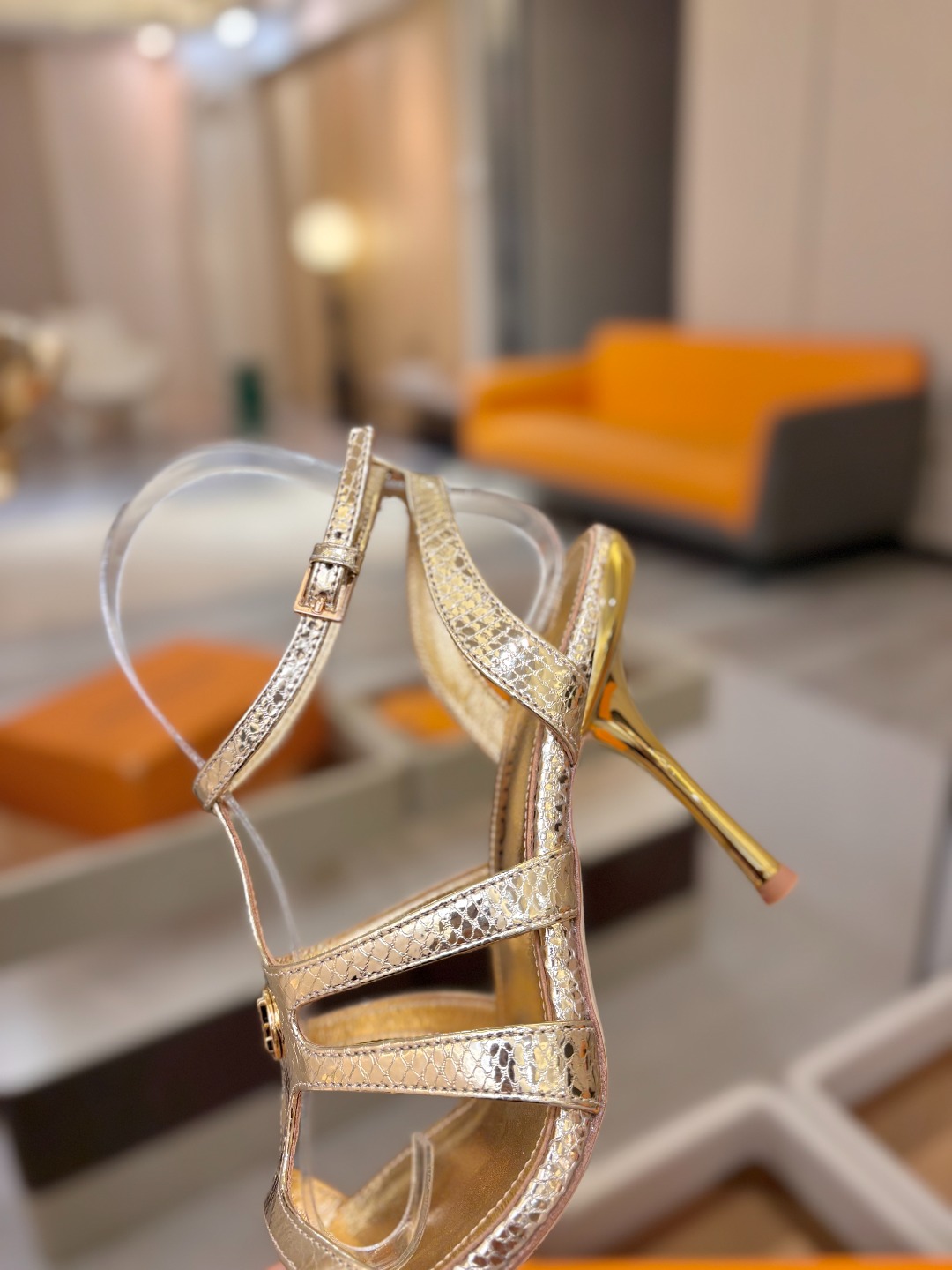 Louis Vuitton 官网早春系列！完美楦型、高跟凉鞋🆕、官网同步更新Lv五金 “logo”饰以点