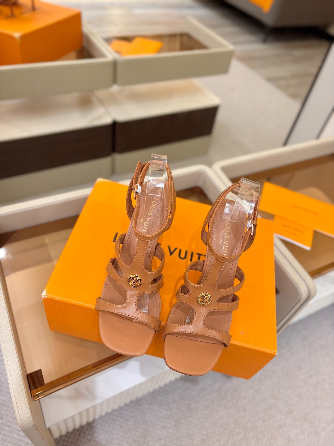 Louis Vuitton 官网早春系列！完美楦型、高跟凉鞋🆕、官网同步更新Lv五金 “logo”饰以点
