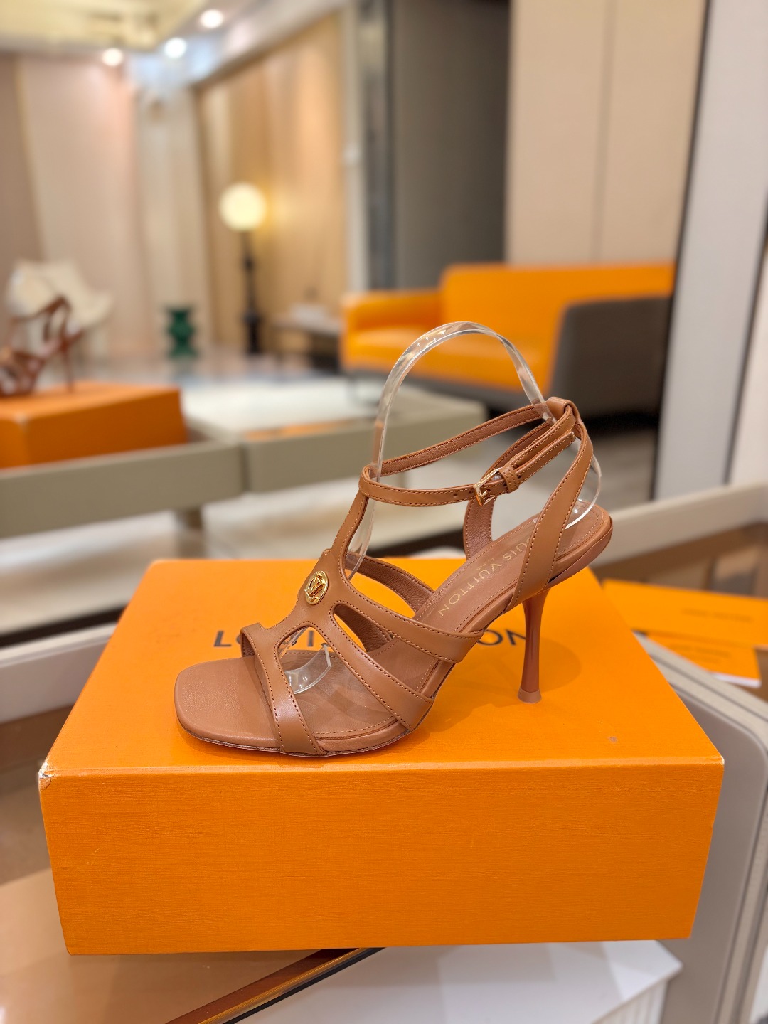 Louis Vuitton 官网早春系列！完美楦型、高跟凉鞋🆕、官网同步更新Lv五金 “logo”饰以点