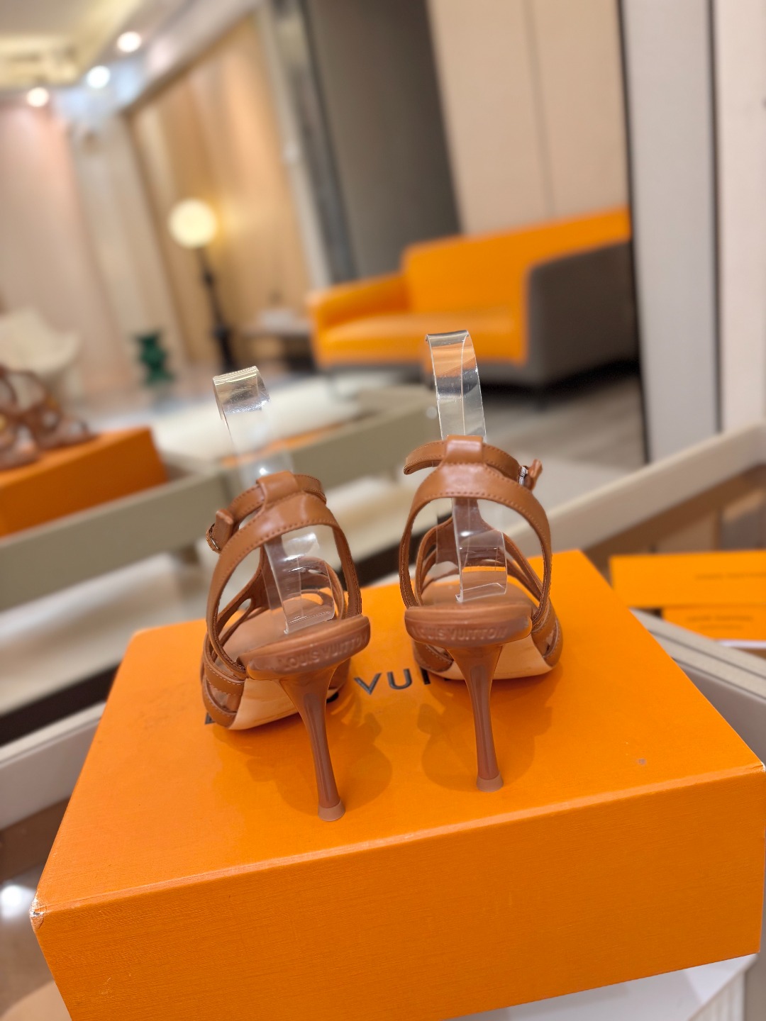 Louis Vuitton 官网早春系列！完美楦型、高跟凉鞋🆕、官网同步更新Lv五金 “logo”饰以点