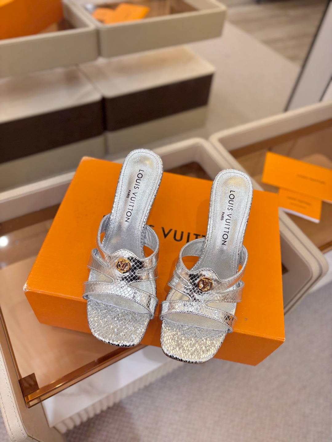 Louis Vuitton 官网早春系列！完美楦型、高跟半拖🆕、官网同步更新Lv五金 “logo”饰以点
