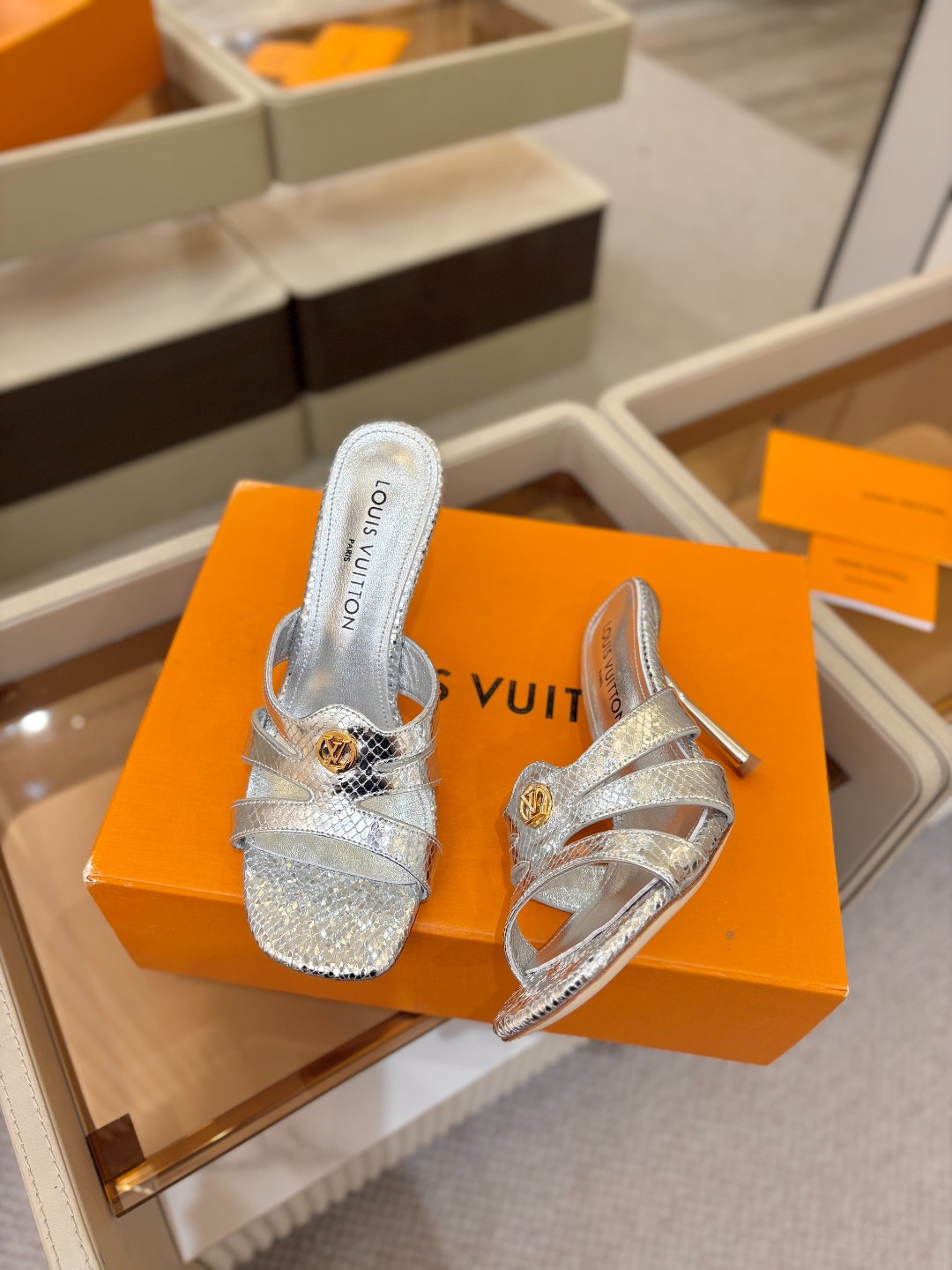 Louis Vuitton 官网早春系列！完美楦型、高跟半拖🆕、官网同步更新Lv五金 “logo”饰以点