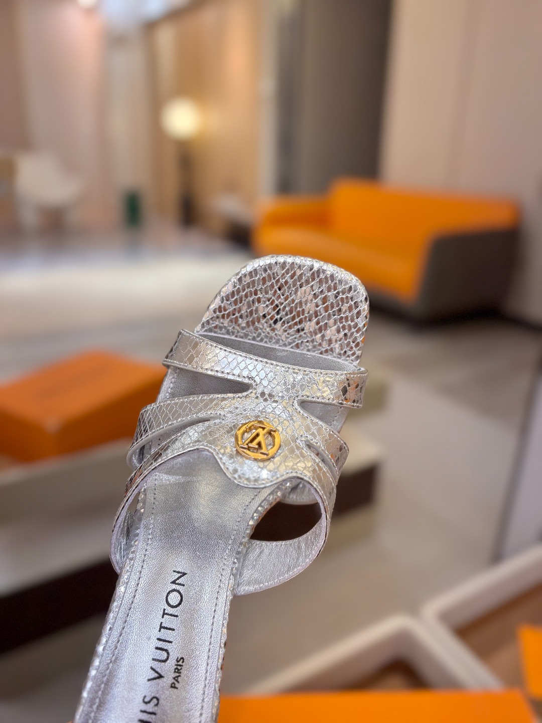 Louis Vuitton 官网早春系列！完美楦型、高跟半拖🆕、官网同步更新Lv五金 “logo”饰以点