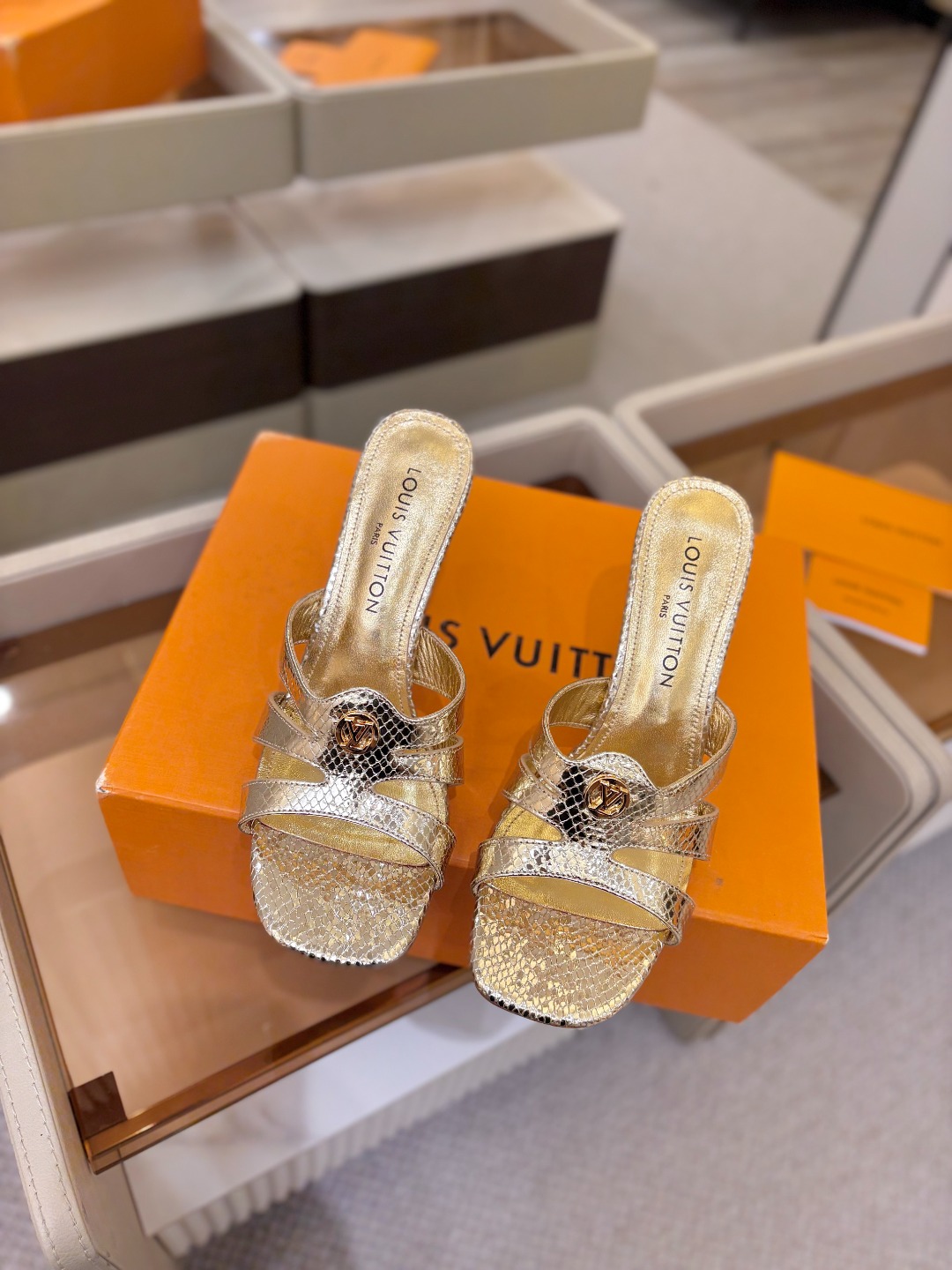 Louis Vuitton 官网早春系列！完美楦型、高跟半拖🆕、官网同步更新Lv五金 “logo”饰以点