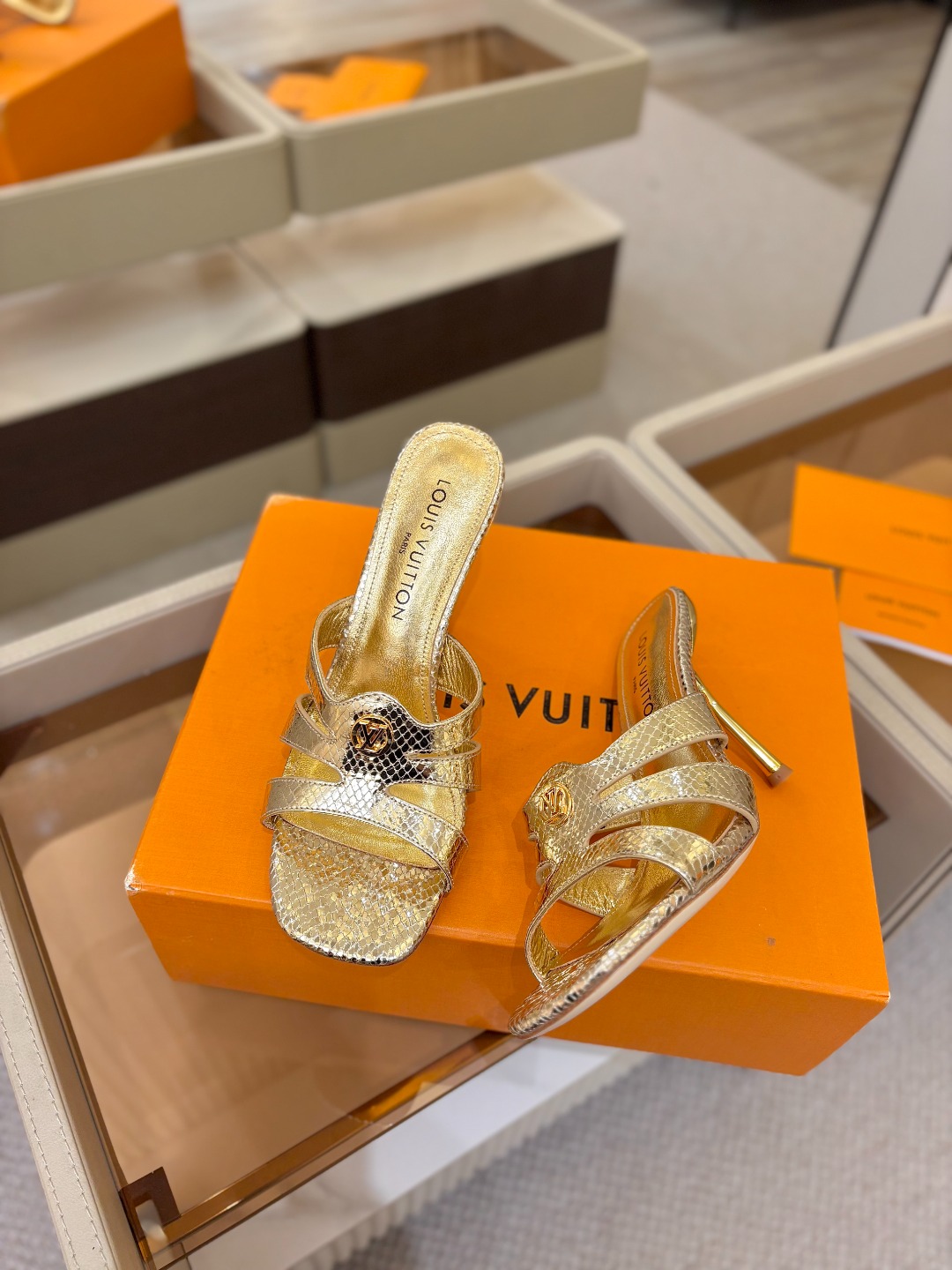 Louis Vuitton 官网早春系列！完美楦型、高跟半拖🆕、官网同步更新Lv五金 “logo”饰以点