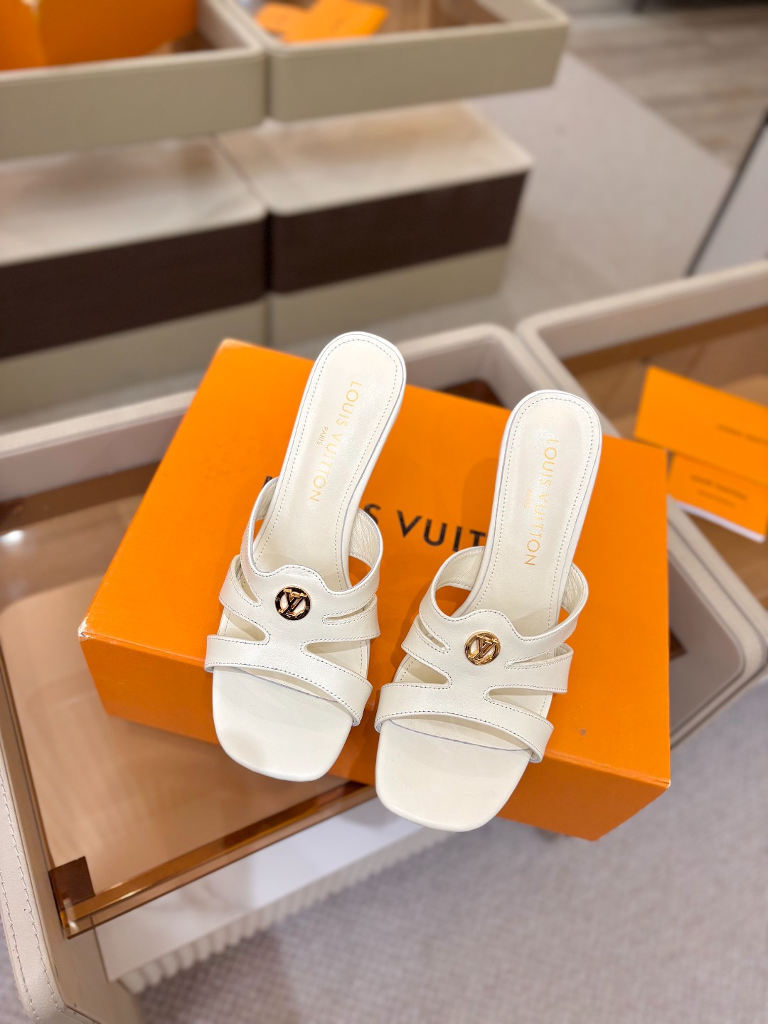 Louis Vuitton 官网早春系列！完美楦型、高跟半拖🆕、官网同步更新Lv五金 “logo”饰以点