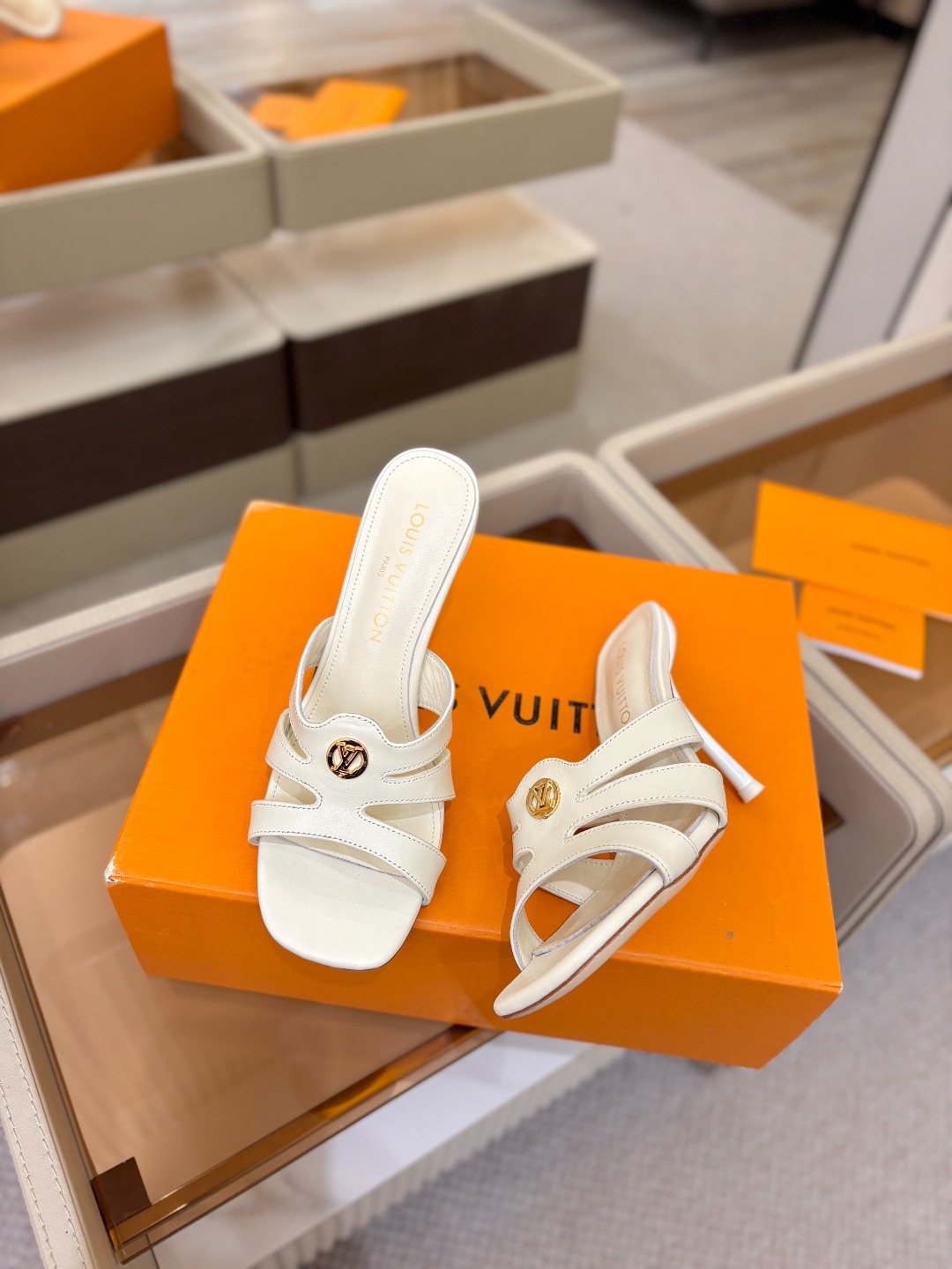 Louis Vuitton 官网早春系列！完美楦型、高跟半拖🆕、官网同步更新Lv五金 “logo”饰以点