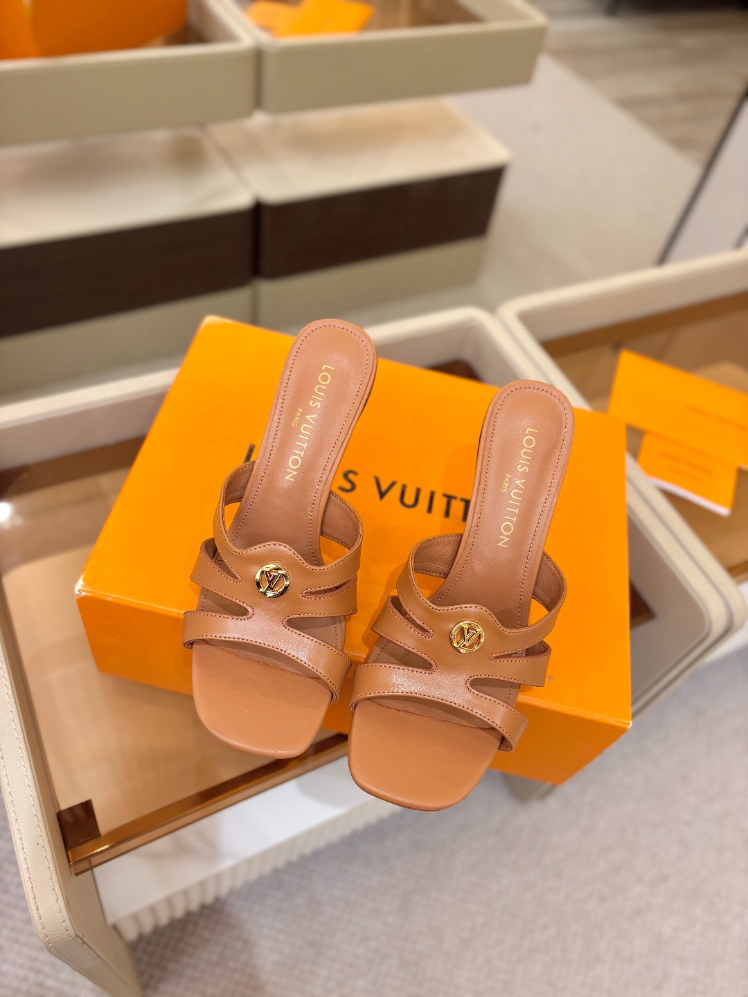 Louis Vuitton 官网早春系列！完美楦型、高跟半拖🆕、官网同步更新Lv五金 “logo”饰以点